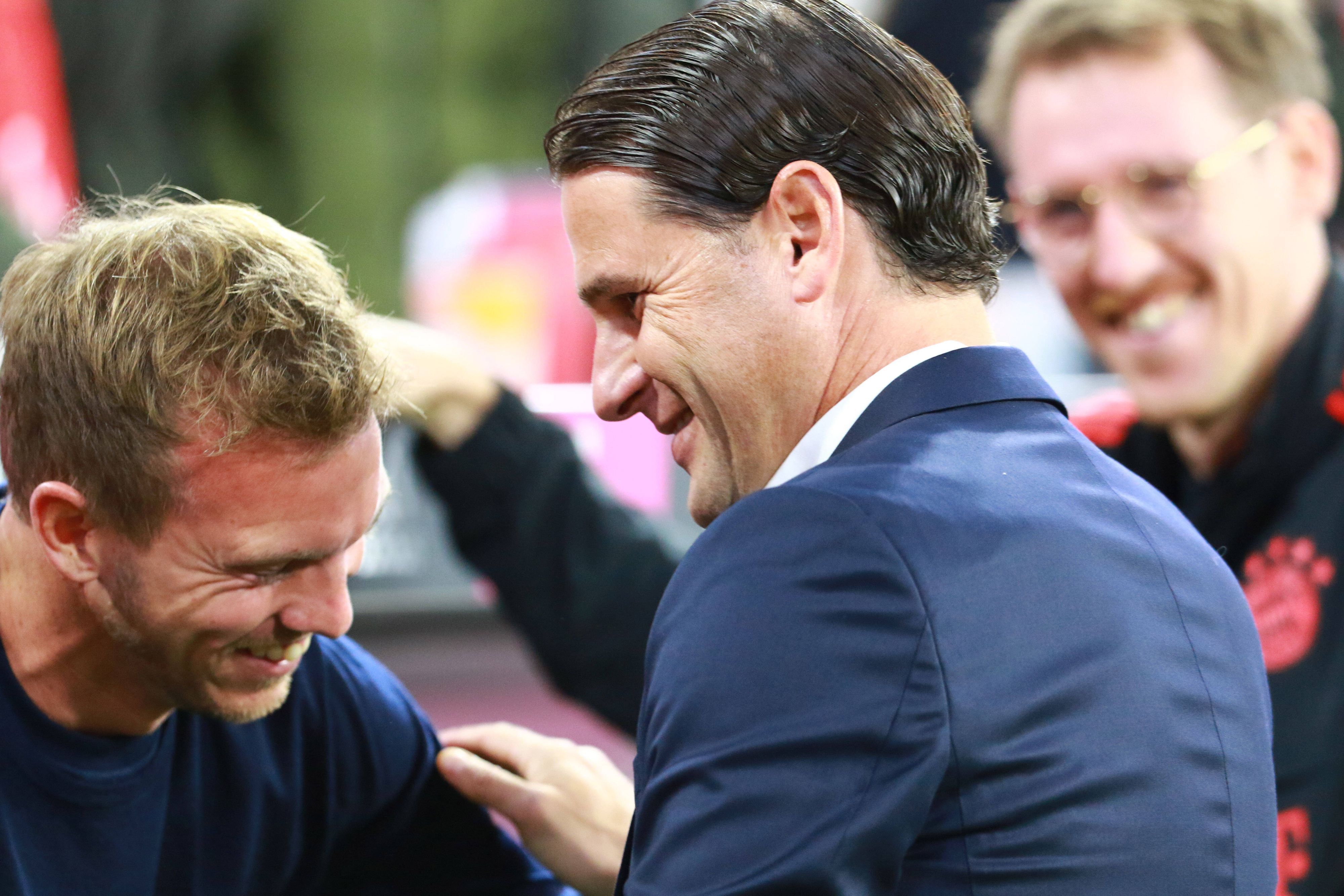Julian Nagelsmann und Gerardo Seoane begrüßen sich vor einem Bundesliga-Spiel.