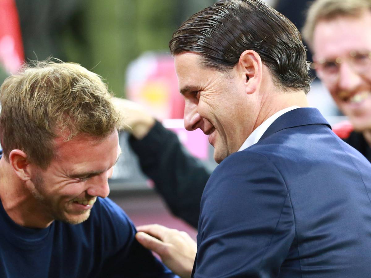 Julian Nagelsmann und Gerardo Seoane begrüßen sich vor einem Bundesliga-Spiel.