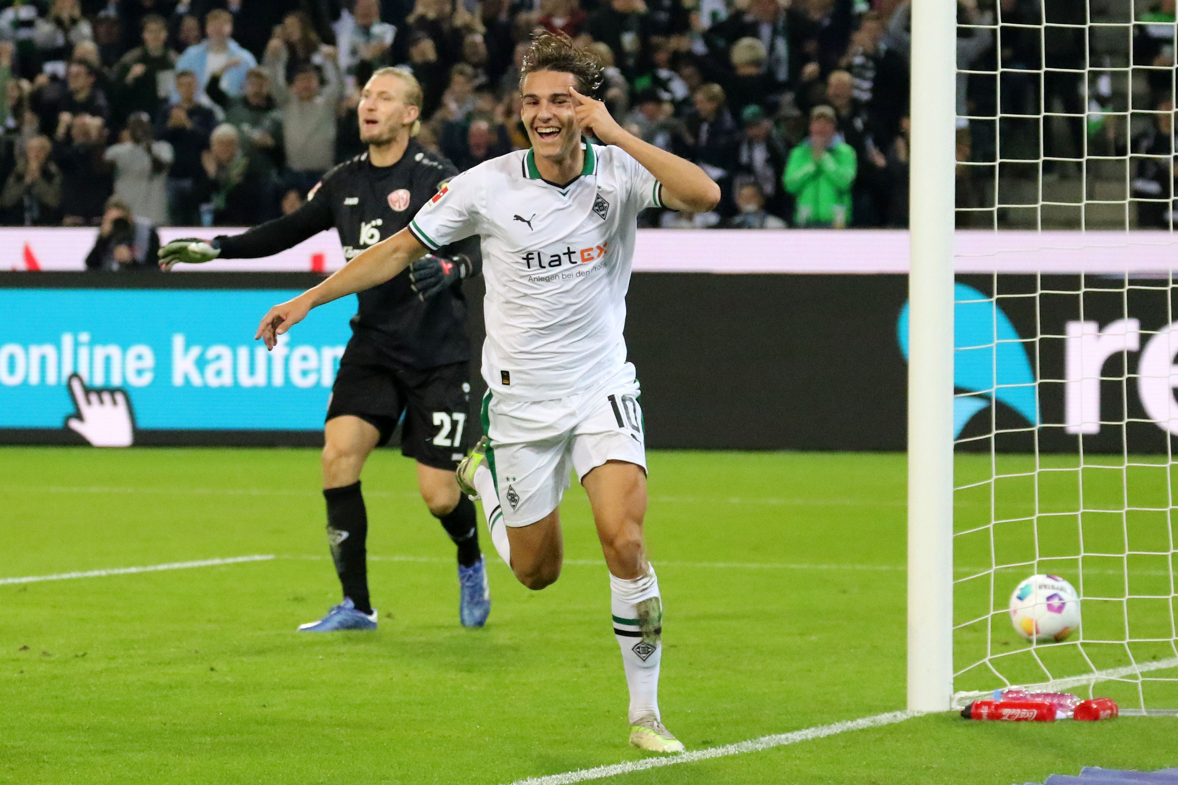 Florian Neuhaus beim Torjubel im Borussia-Trikot.