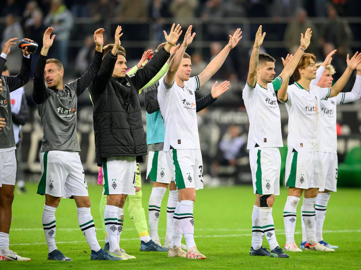 Die Borussia-Spieler vor der Nordkurve.