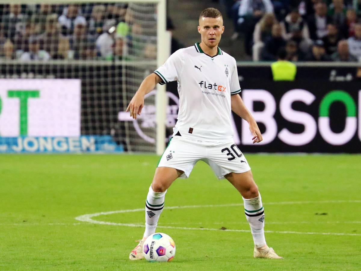 Nico Elvedi am Ball im Heimspiel gegen Mainz 05.