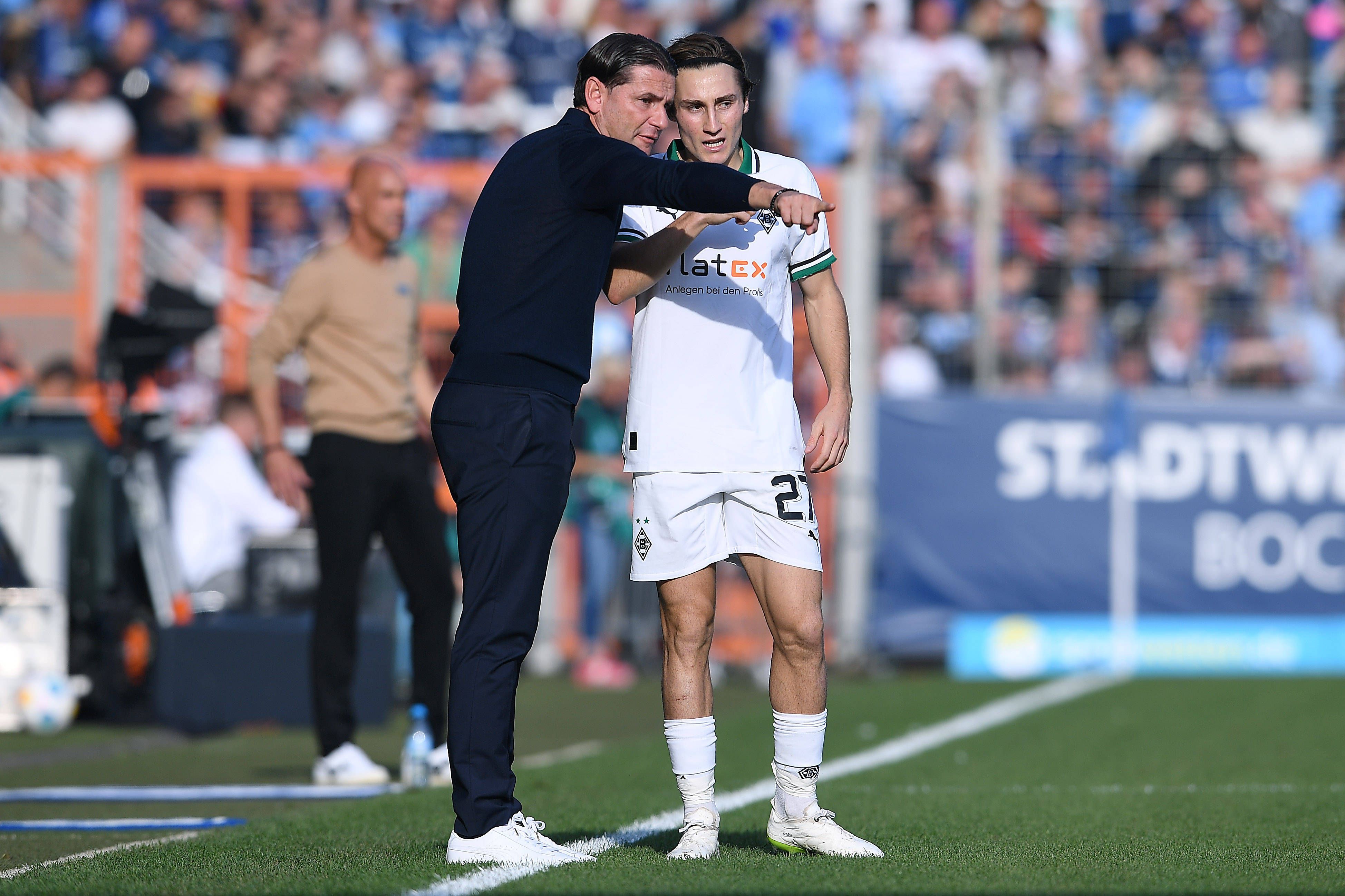 Gerardo Seoane gibt Rocco Reitz Anweisungen.