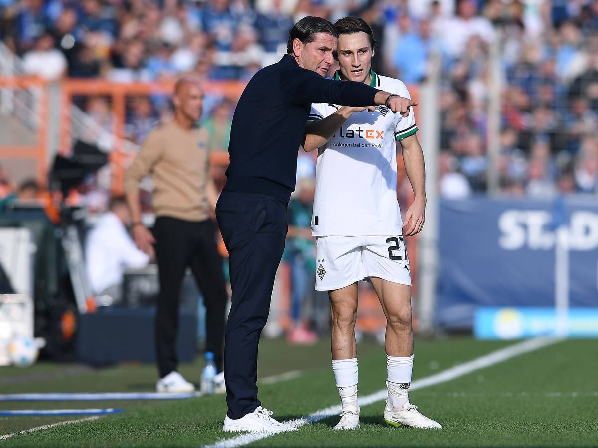 Gerardo Seoane gibt Rocco Reitz Anweisungen.