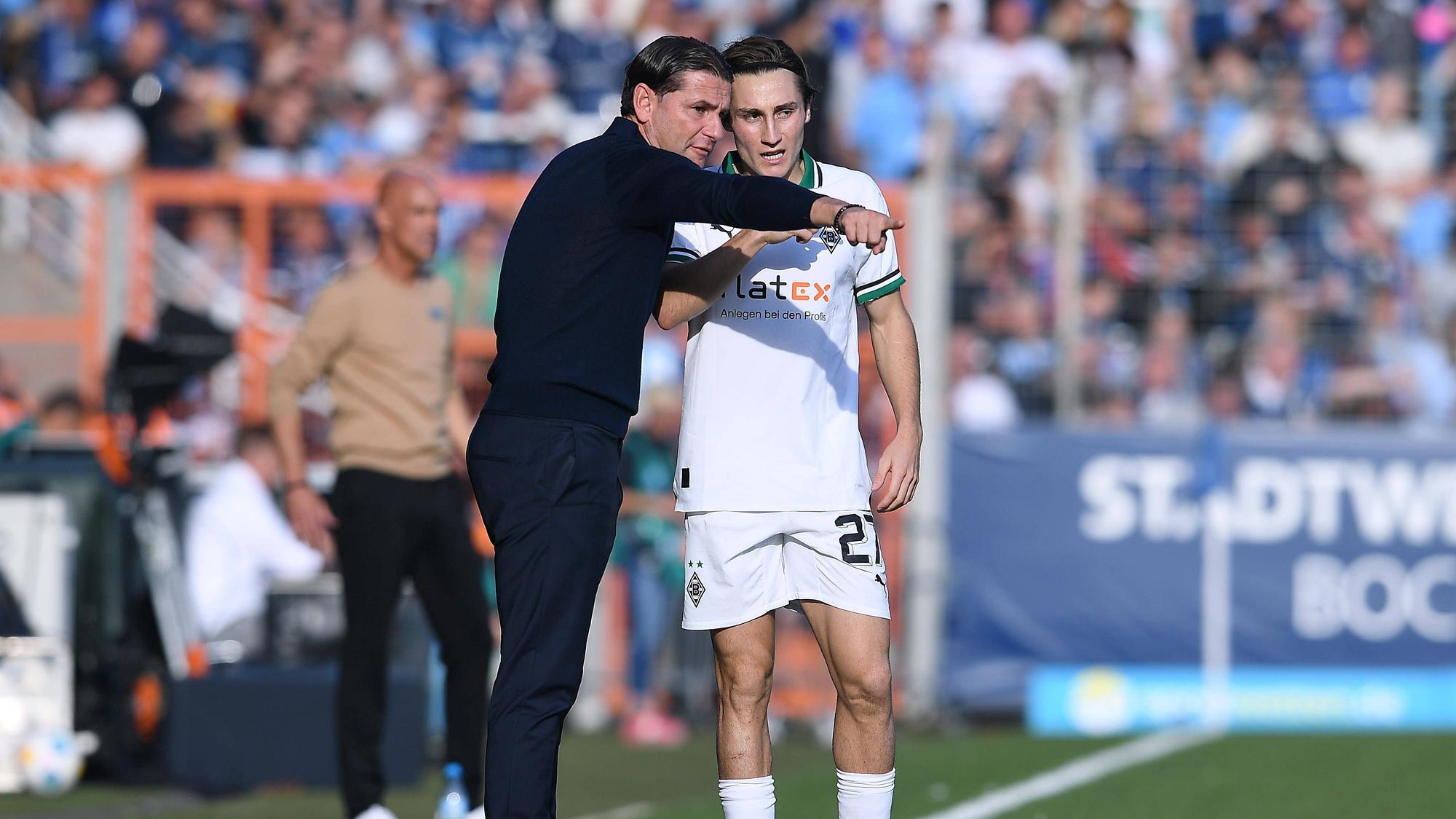 Gerardo Seoane gibt Rocco Reitz Anweisungen.