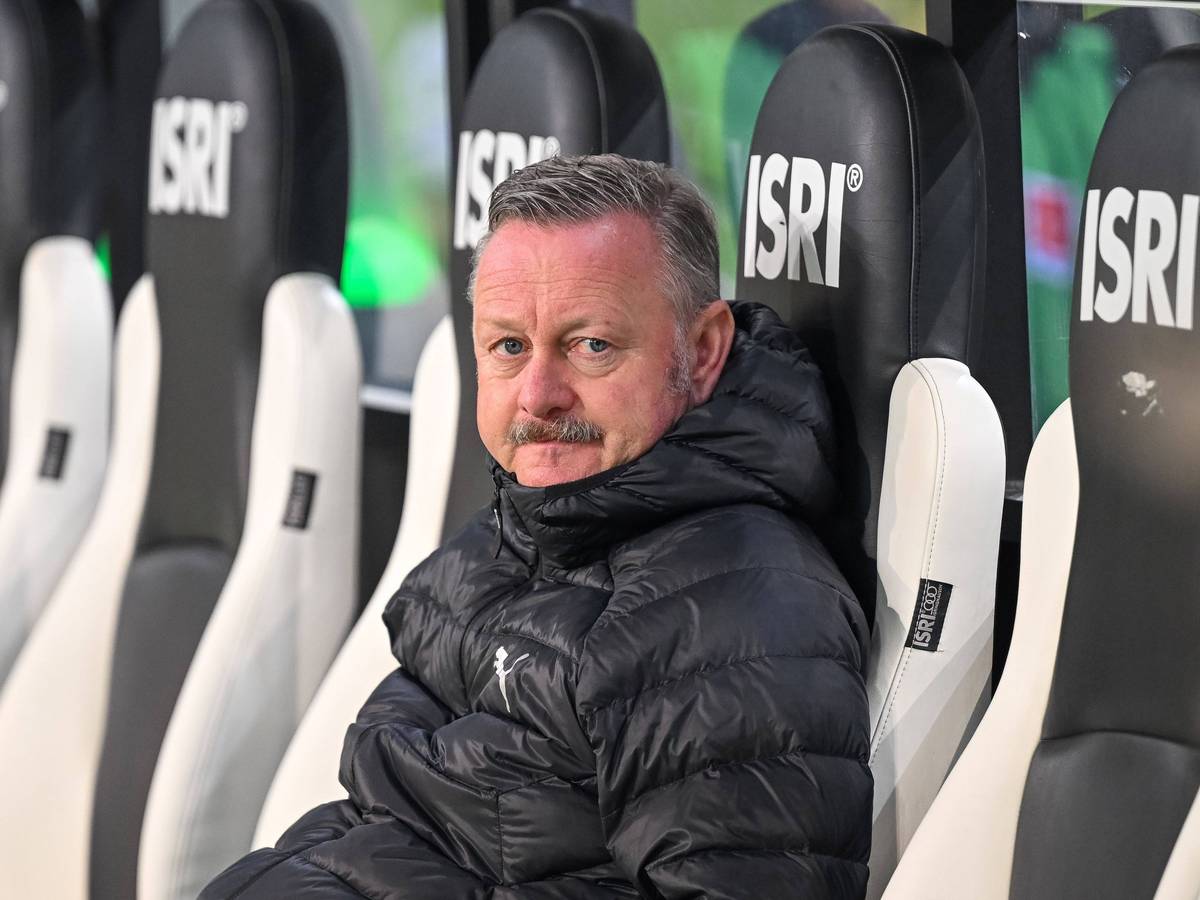 Roland Virkus sitzt auf der Bank im Borussia-Park.