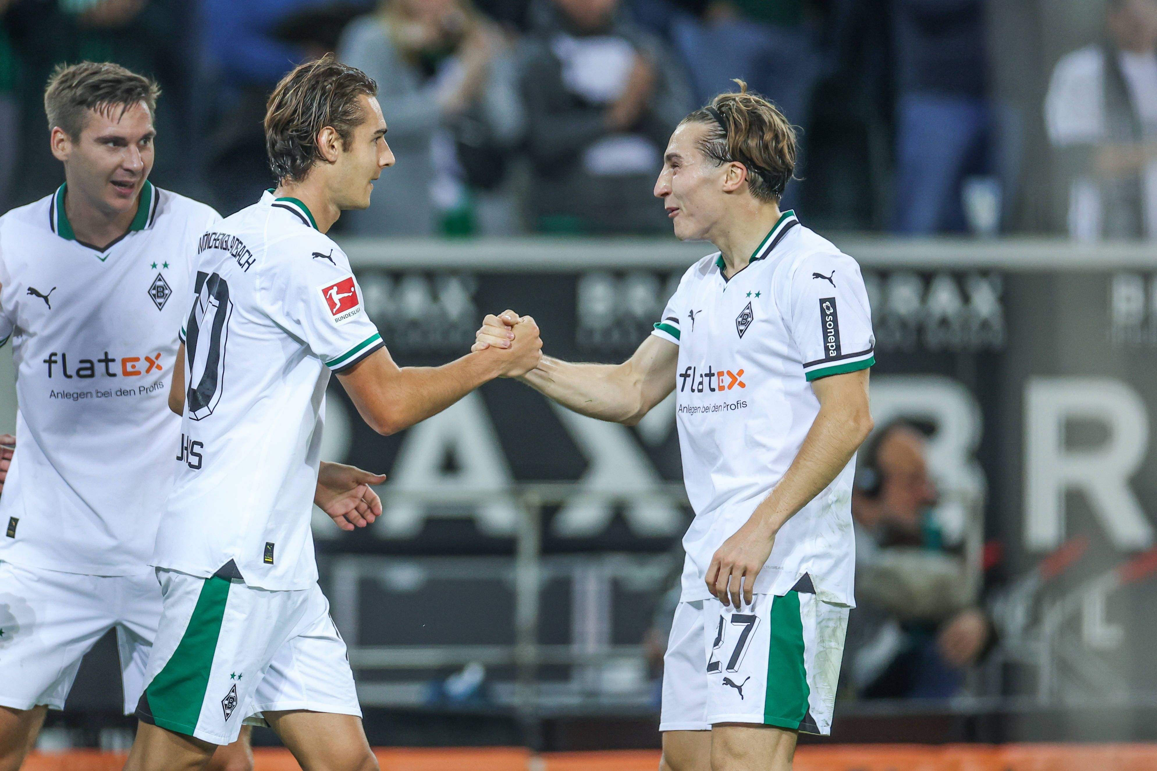 Florian Neuhaus (l.) wirdvon Rocco Reitz zu seinem Tor beglückwünscht.