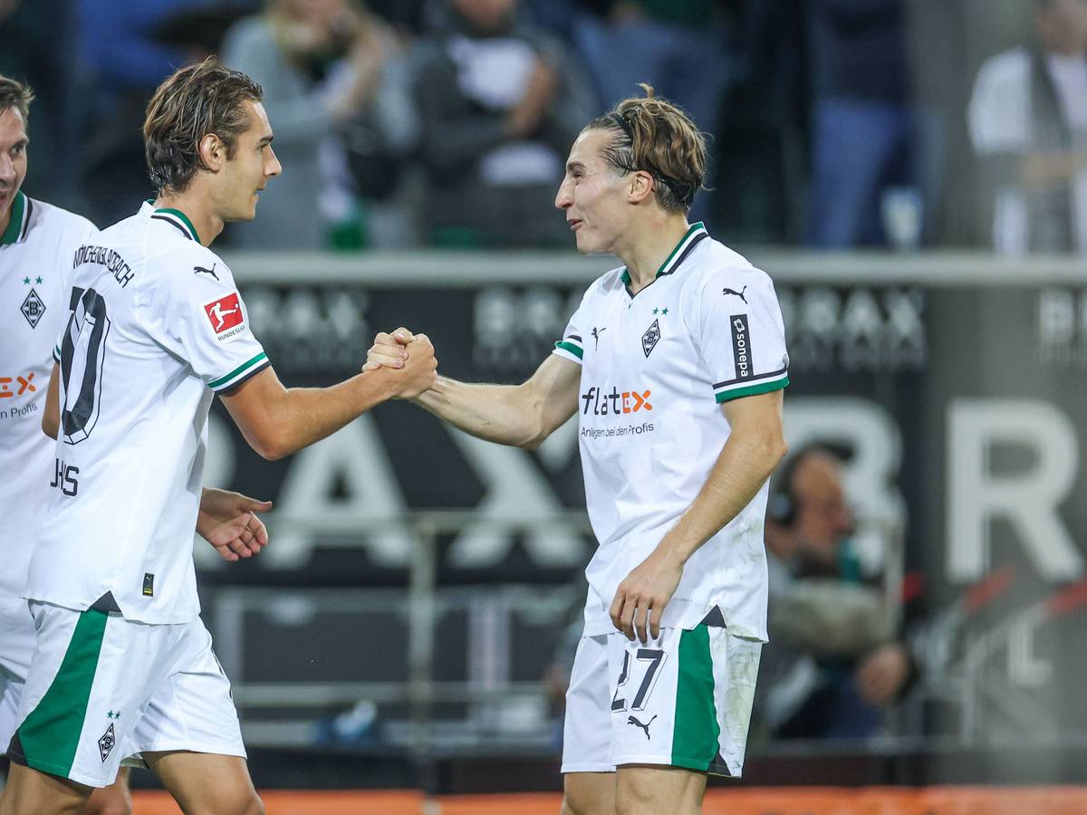 Florian Neuhaus (l.) wirdvon Rocco Reitz zu seinem Tor beglückwünscht.