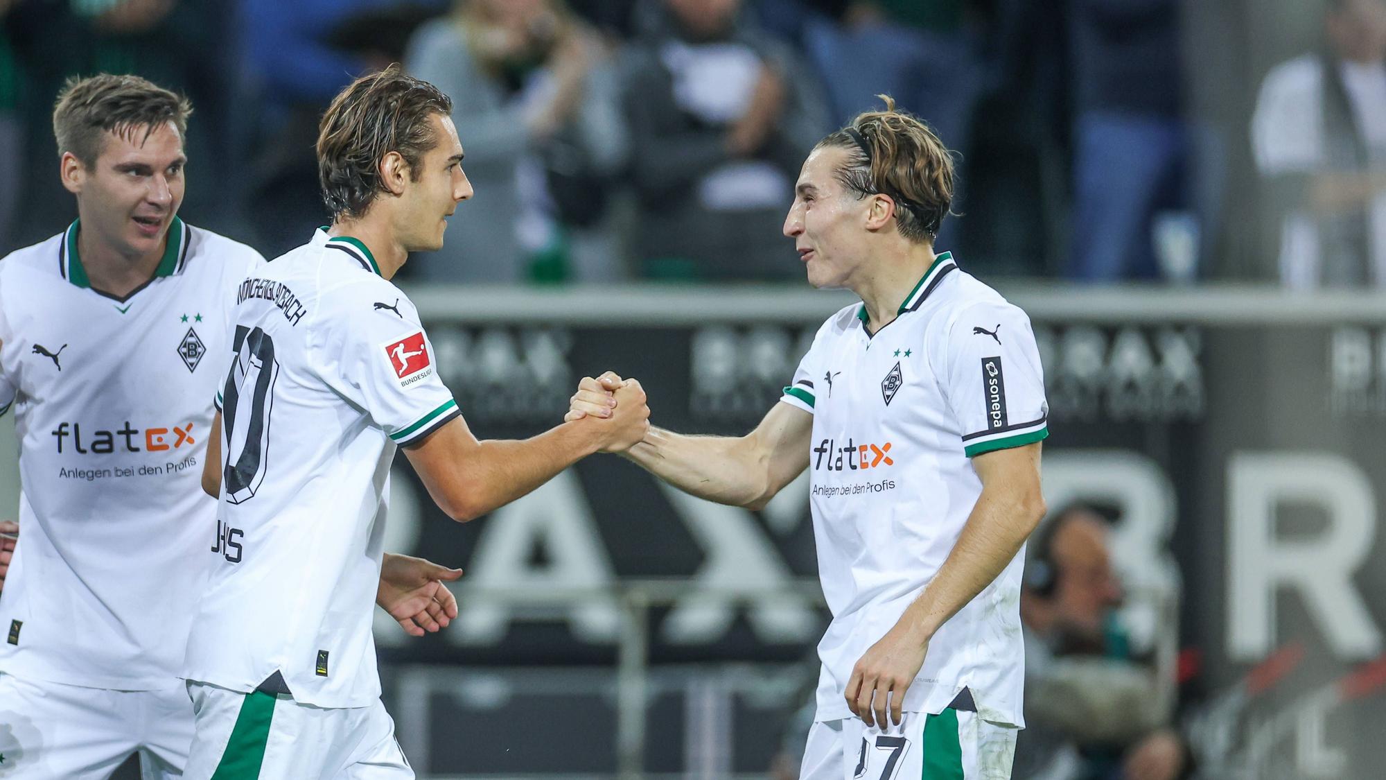 Florian Neuhaus (l.) wirdvon Rocco Reitz zu seinem Tor beglückwünscht.