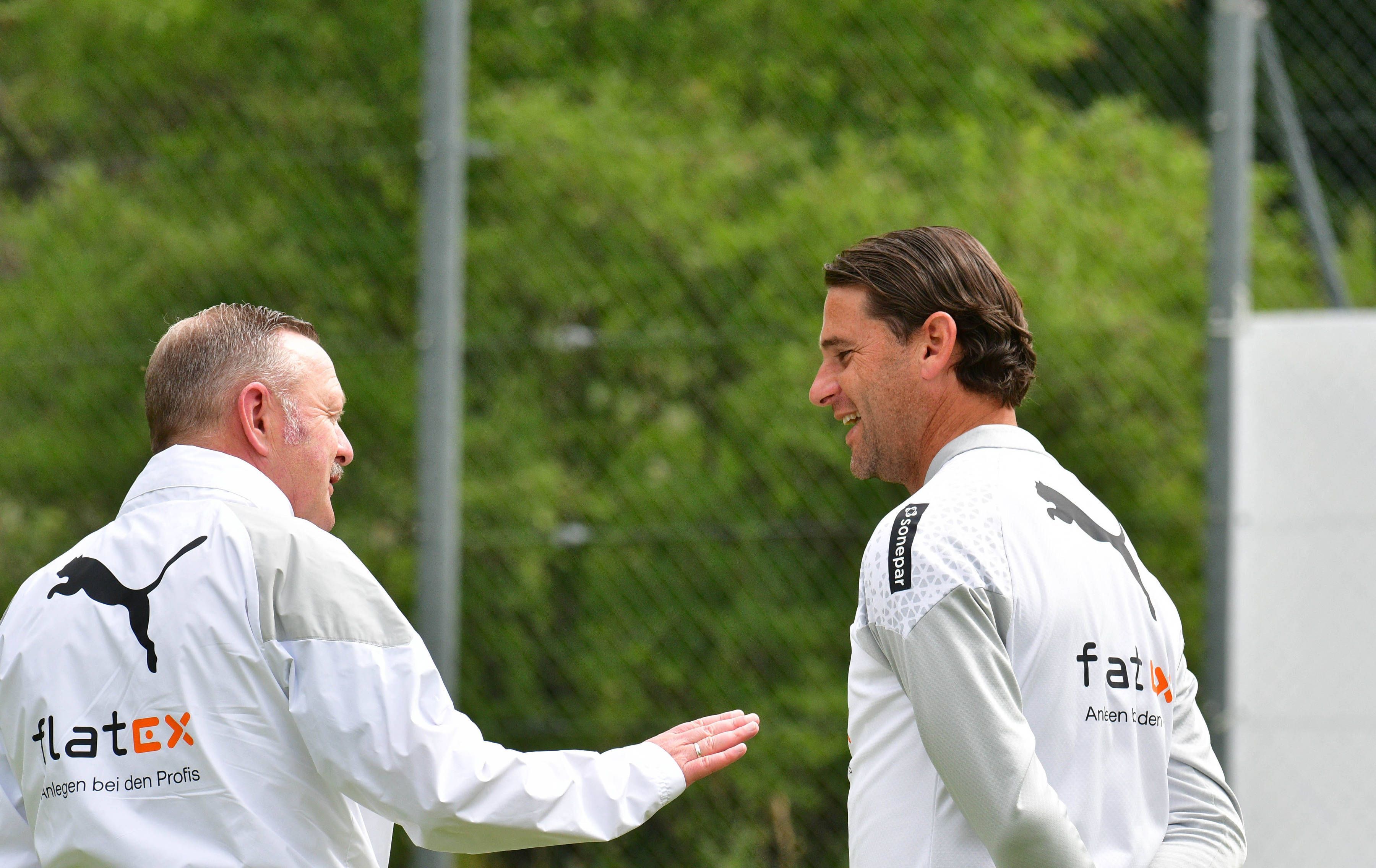 Roland Virkus und Gerardo Seoane unterhalten sich.