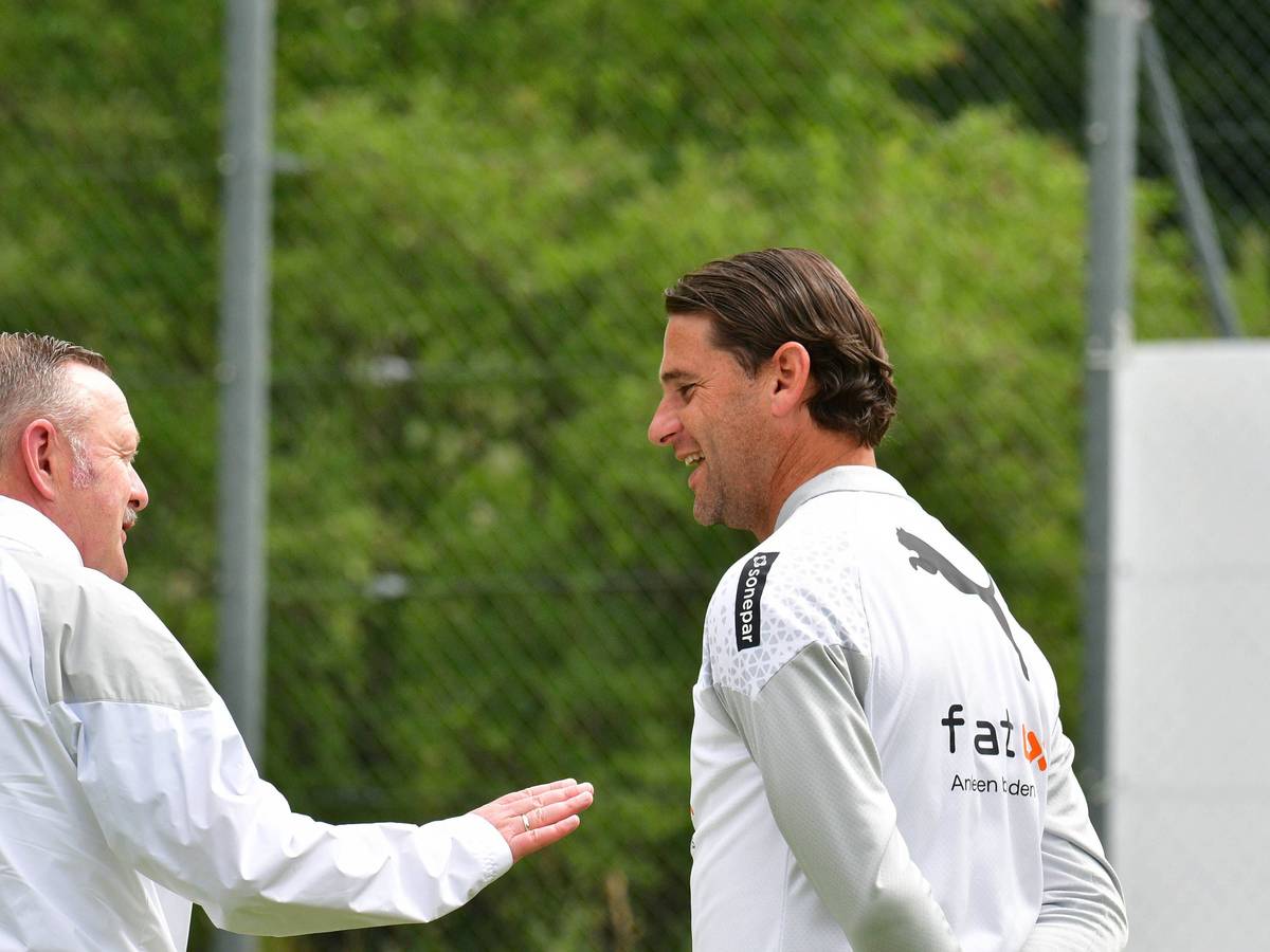 Roland Virkus und Gerardo Seoane unterhalten sich.