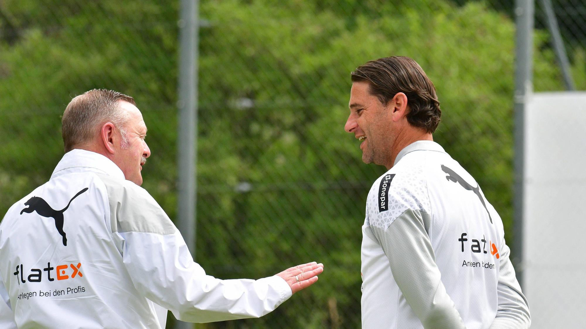 Roland Virkus und Gerardo Seoane unterhalten sich.