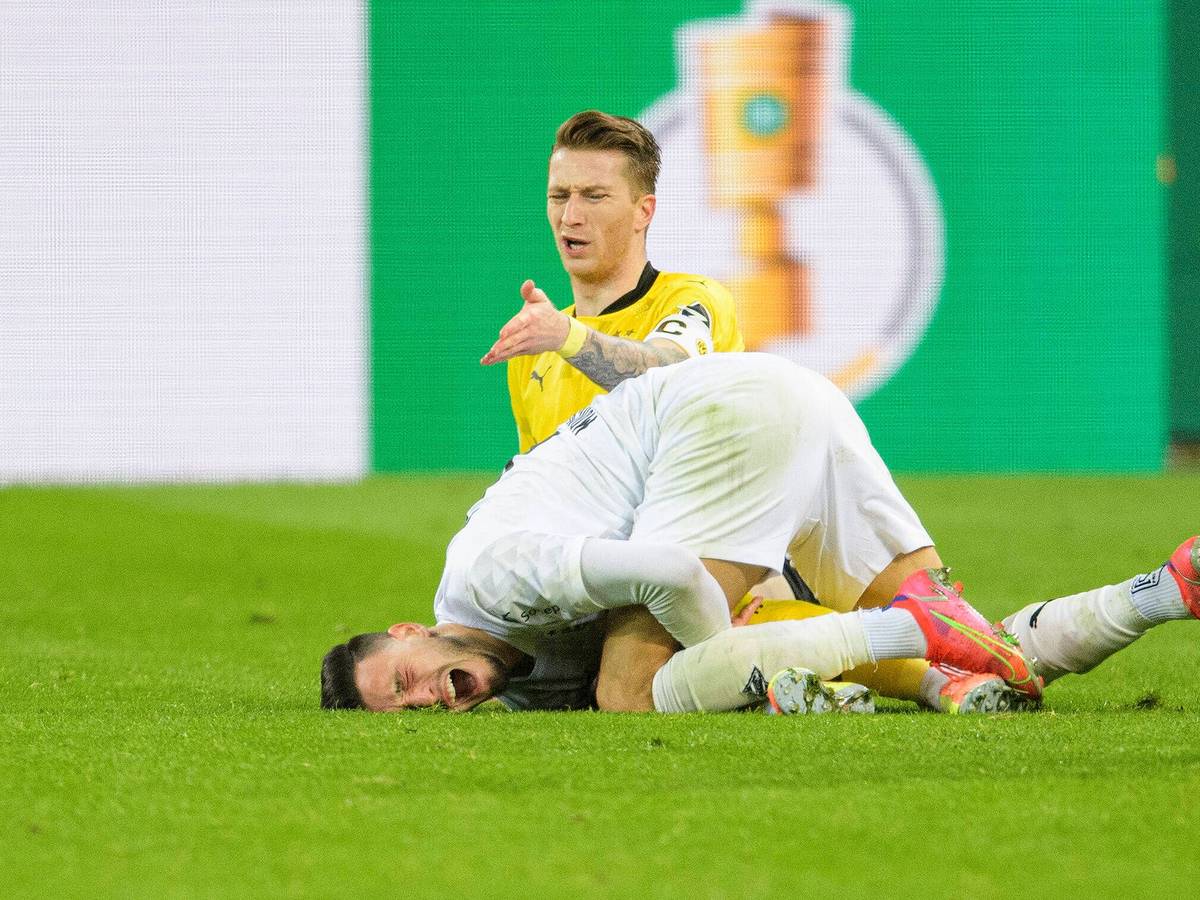 Ramy Bensebaini und Marco Reus nach einem Zweikampf.