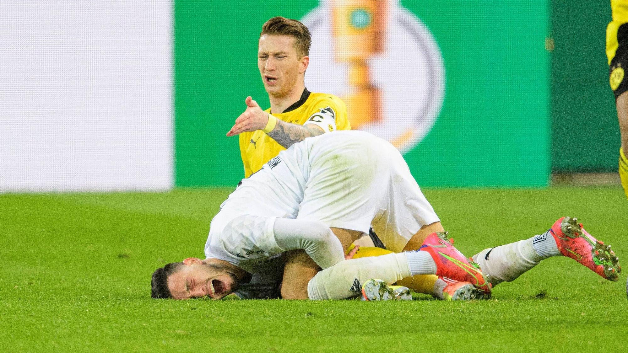 Ramy Bensebaini und Marco Reus nach einem Zweikampf.