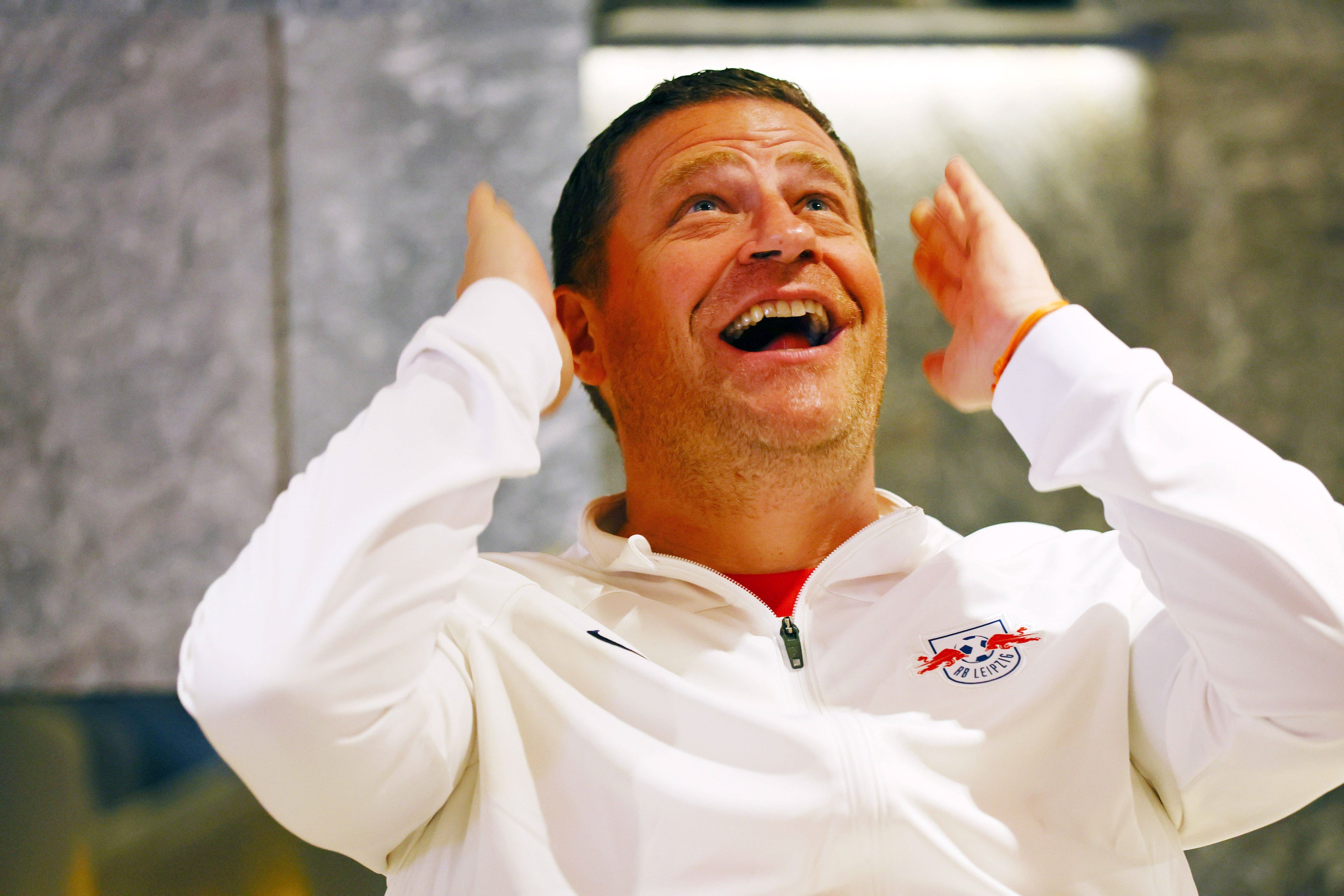 Max Eberl schaut in Leipzig-Trainingskleidung nach oben.