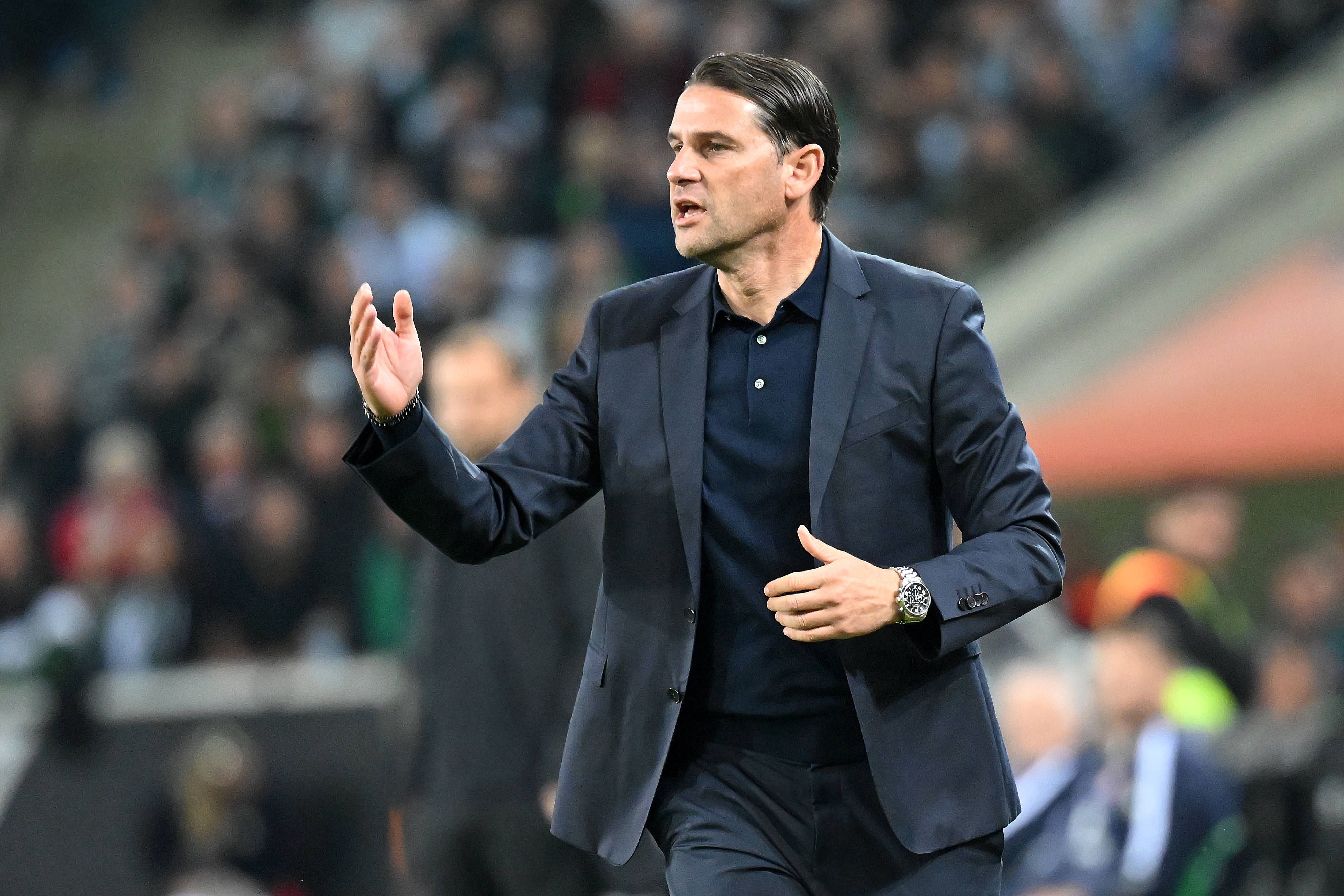 Gerardo Seoane gibt Anweisungen am Spielfeldrand.