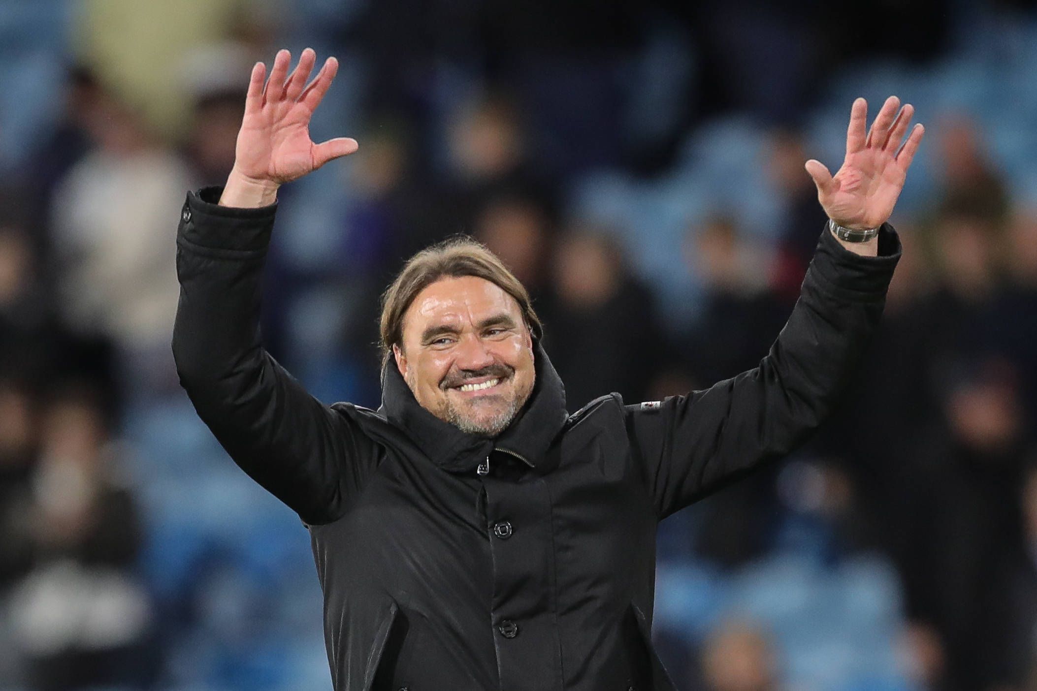Daniel Farke hebt beide Hände.