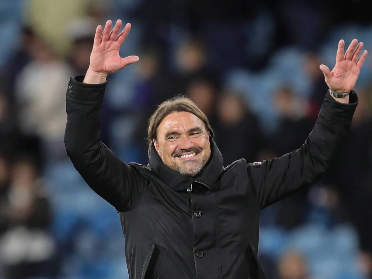 Daniel Farke hebt beide Hände.