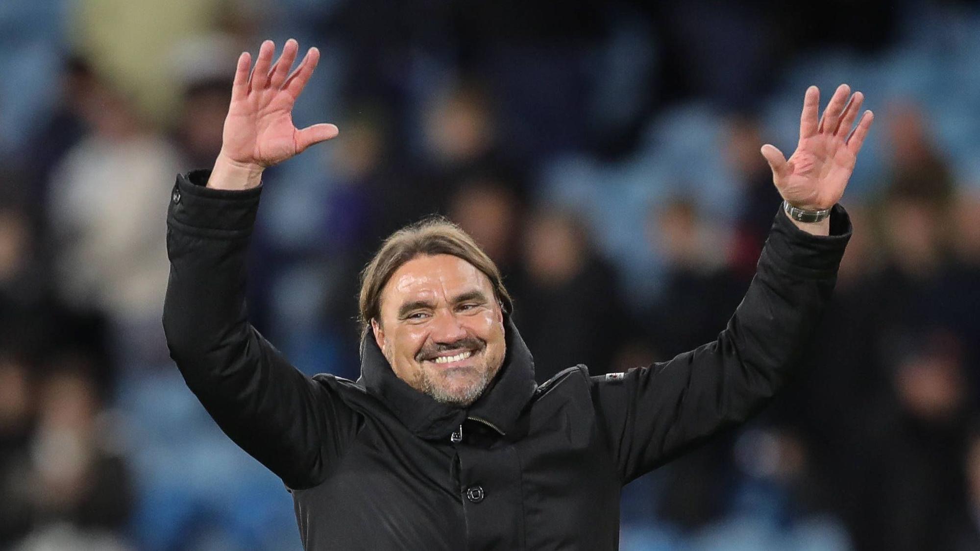 Daniel Farke hebt beide Hände.