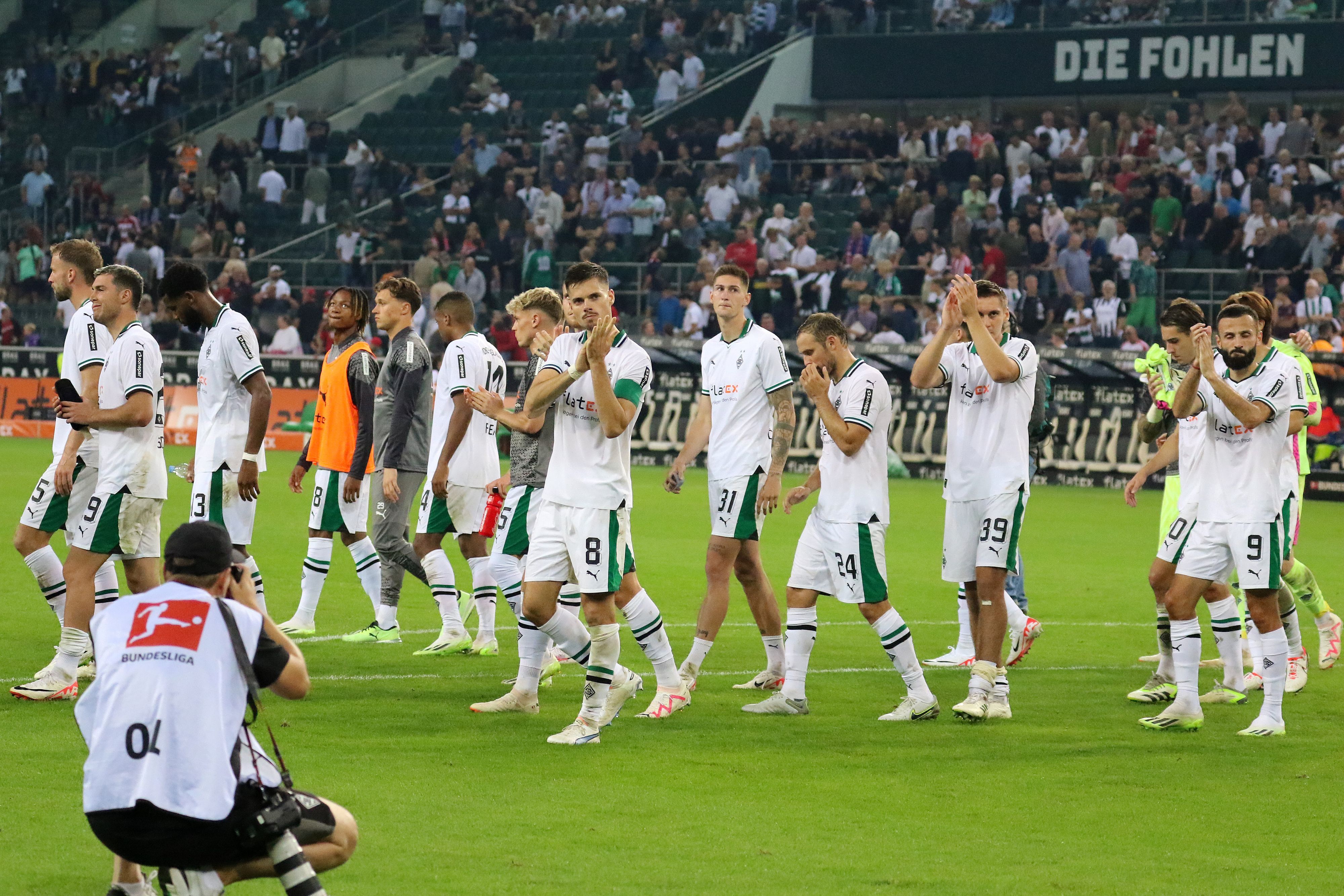 Die Borussia-Spieler bei einer Extrarunde für die Fans.