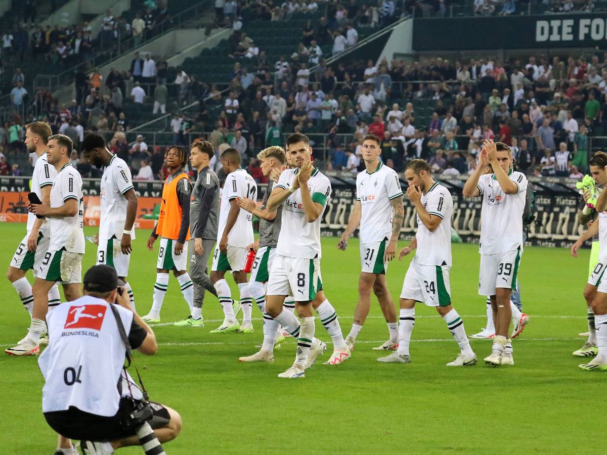 Die Borussia-Spieler bei einer Extrarunde für die Fans.