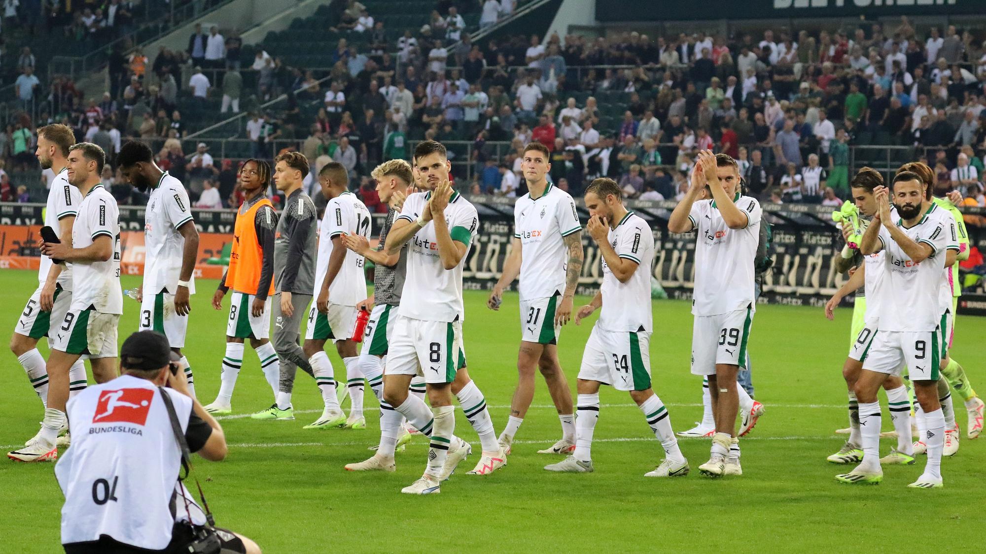 Die Borussia-Spieler bei einer Extrarunde für die Fans.