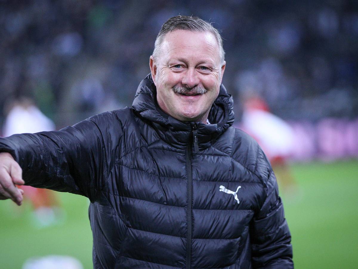 Roland Virkus lächelt vor dem Borussia-Spiel gegen Mainz 05.