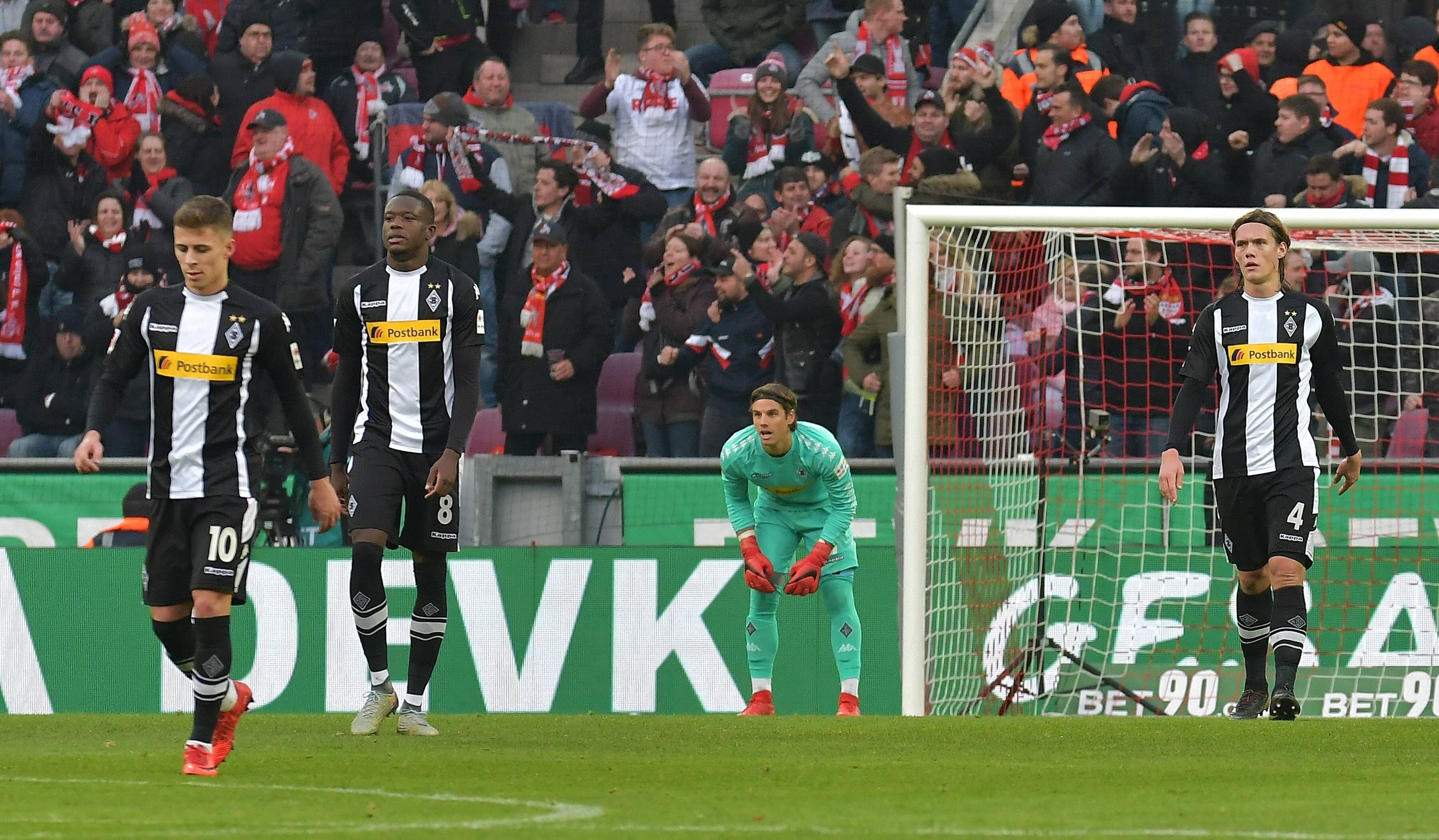 Thorgan Hazard, Denis Zakaria, Yann Sommer und Jannik Vestergaard (v.l.n.r.) nach einem Borussia-Gegentor.