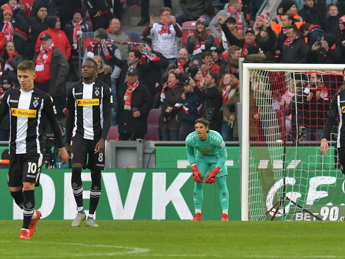 Thorgan Hazard, Denis Zakaria, Yann Sommer und Jannik Vestergaard (v.l.n.r.) nach einem Borussia-Gegentor.