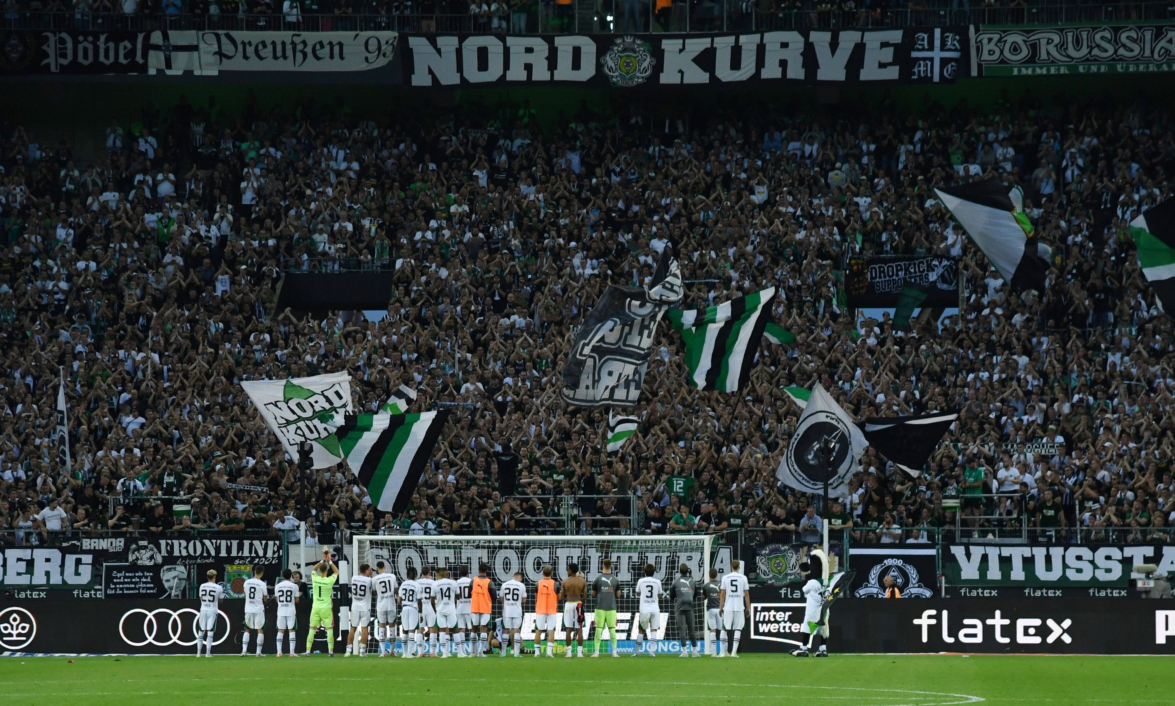 Borussia-Spieler stehen vor der Nordkurve.