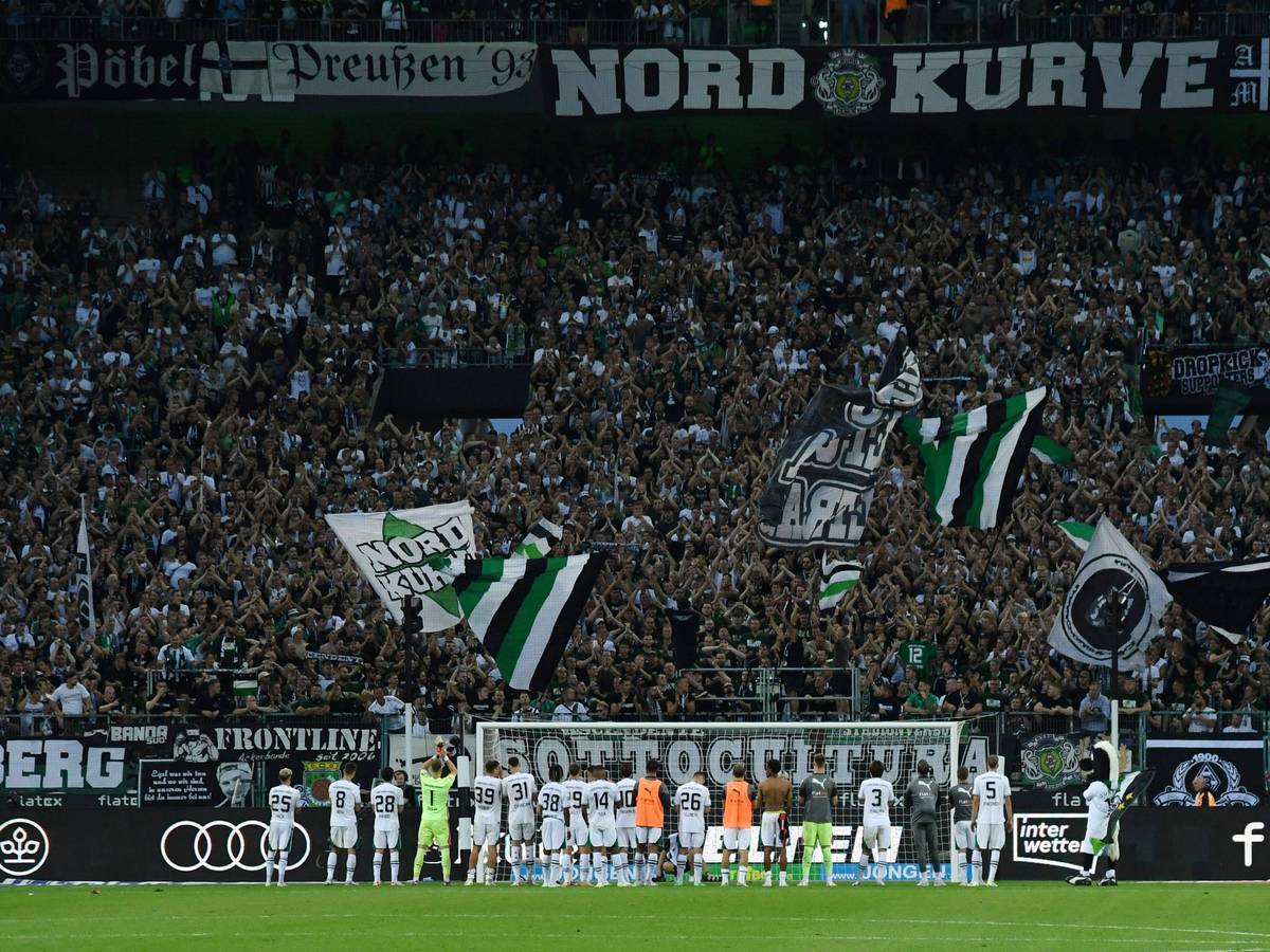 Borussia-Spieler stehen vor der Nordkurve.