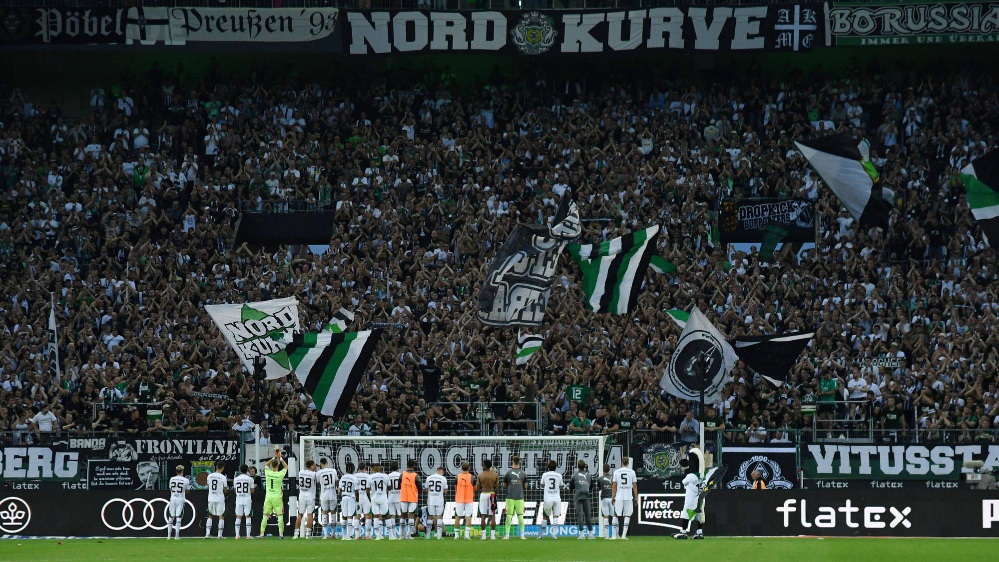 Borussia-Spieler stehen vor der Nordkurve.