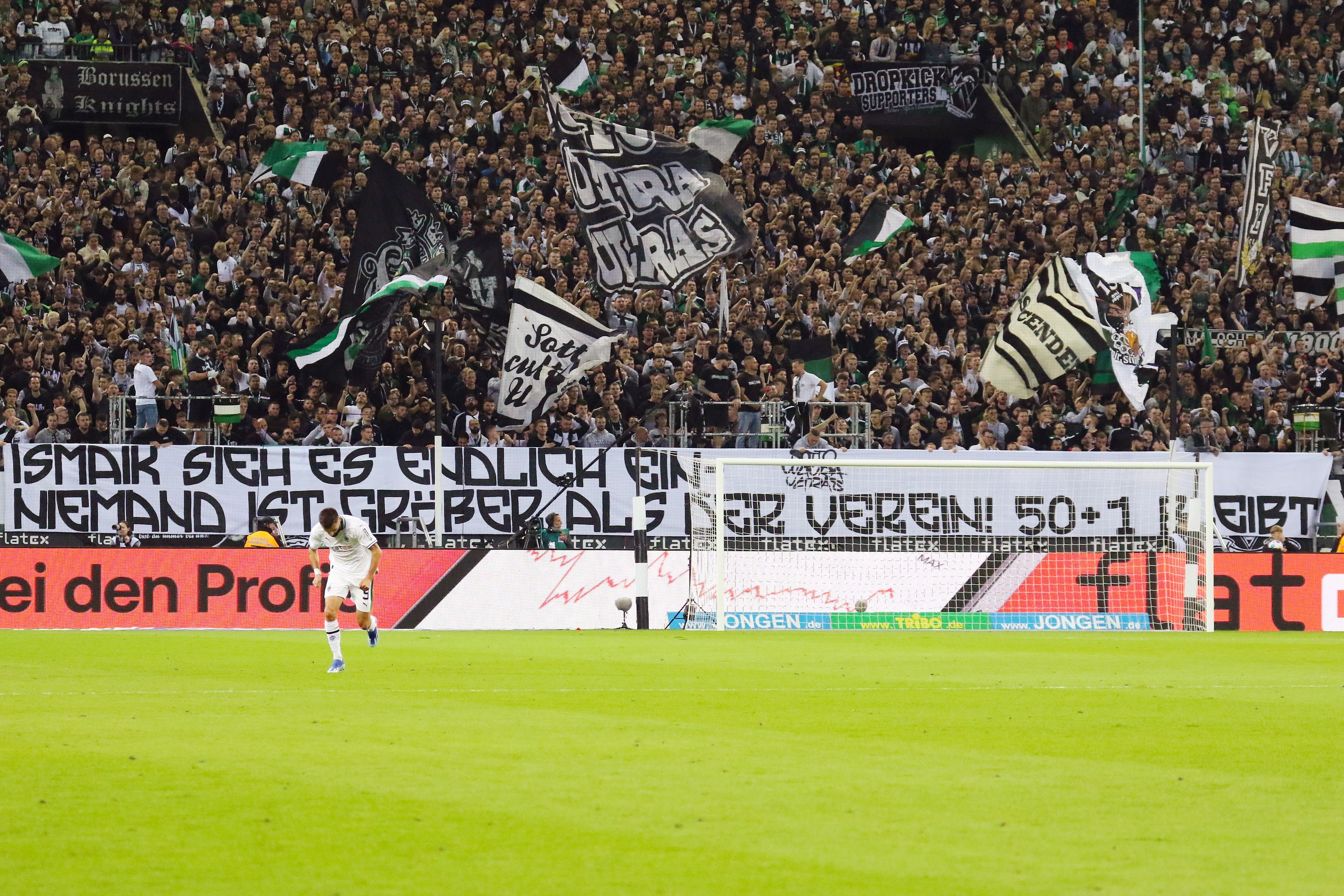 Die Borussia-Fans mit einem Banner gerichtet an Hasan Ismaik.