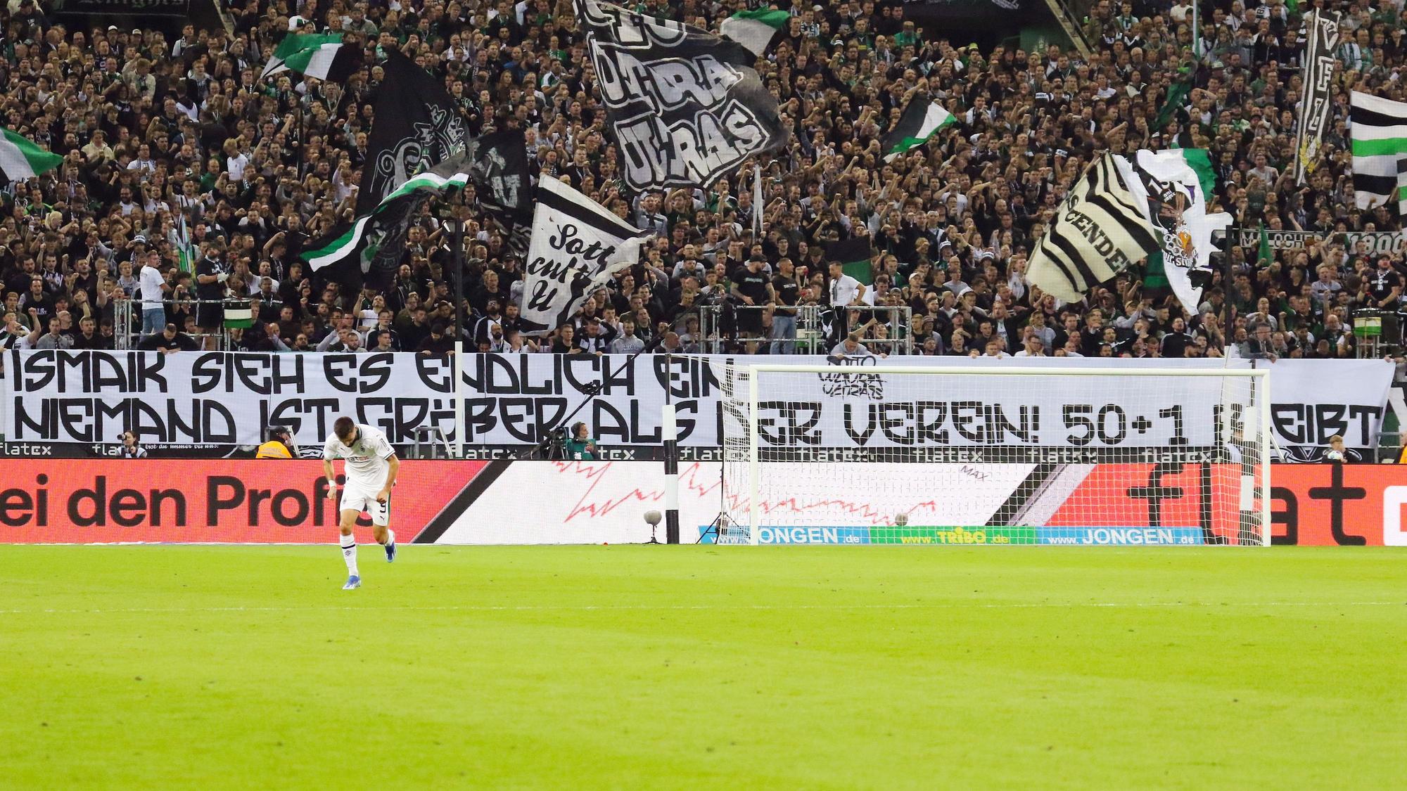 Die Borussia-Fans mit einem Banner gerichtet an Hasan Ismaik.