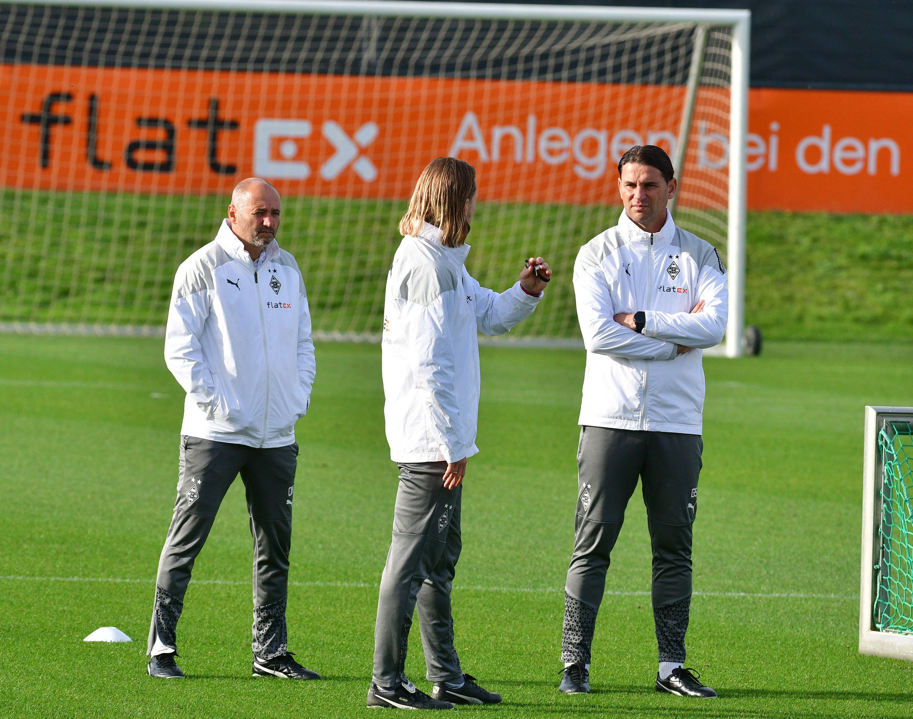 Eugen Polanski unterhält sich im Borussia-Training mit Gerardo Seoane.
