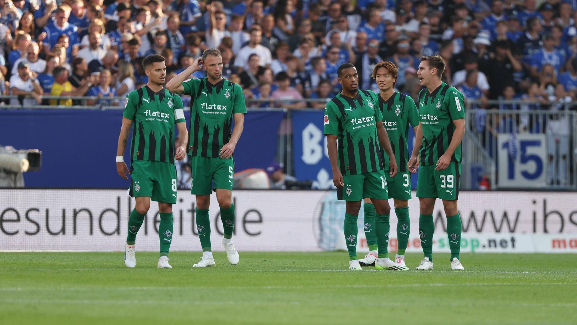 Spieler von Borussia Mönchengladbach diskutieren beim Spiel in Darmstadt.