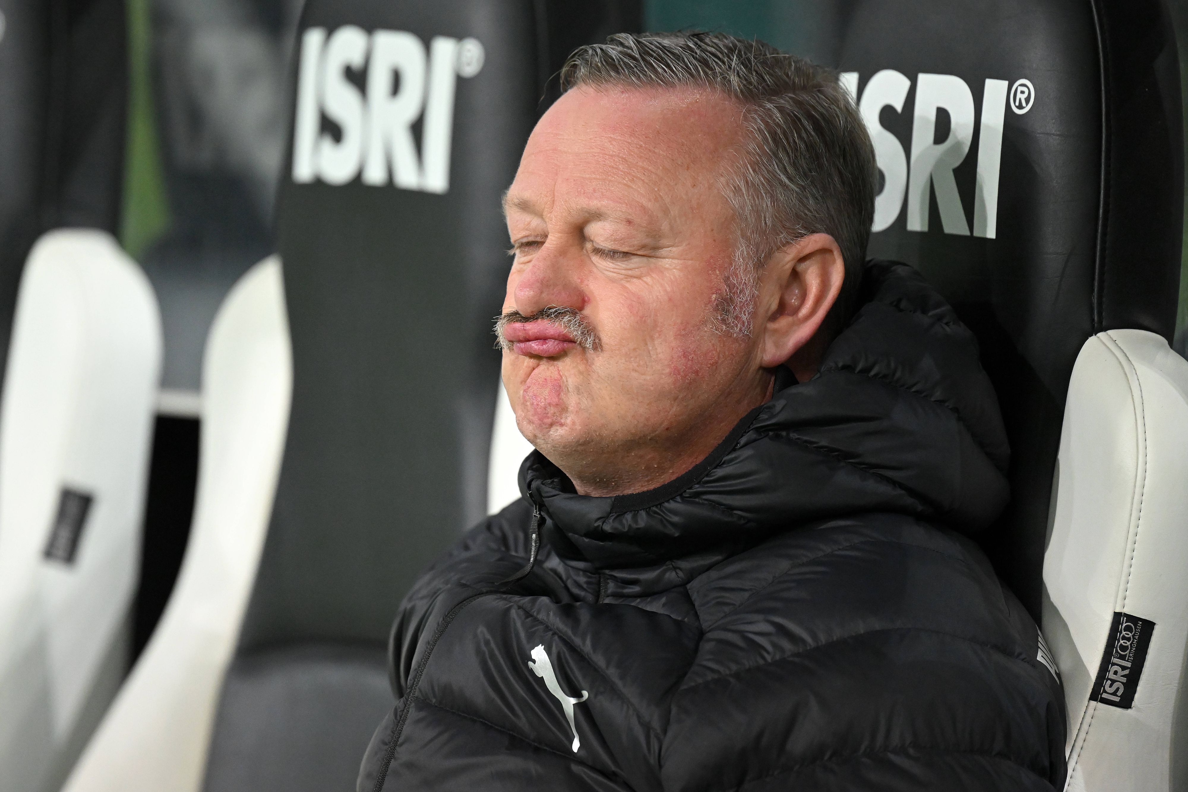 Roland Virkus sitzt entspannt auf der Borussia-Bank.
