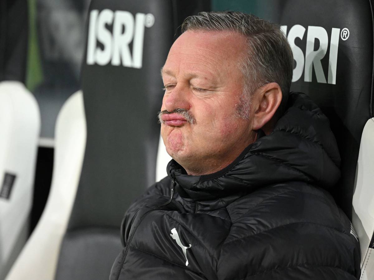 Roland Virkus sitzt entspannt auf der Borussia-Bank.