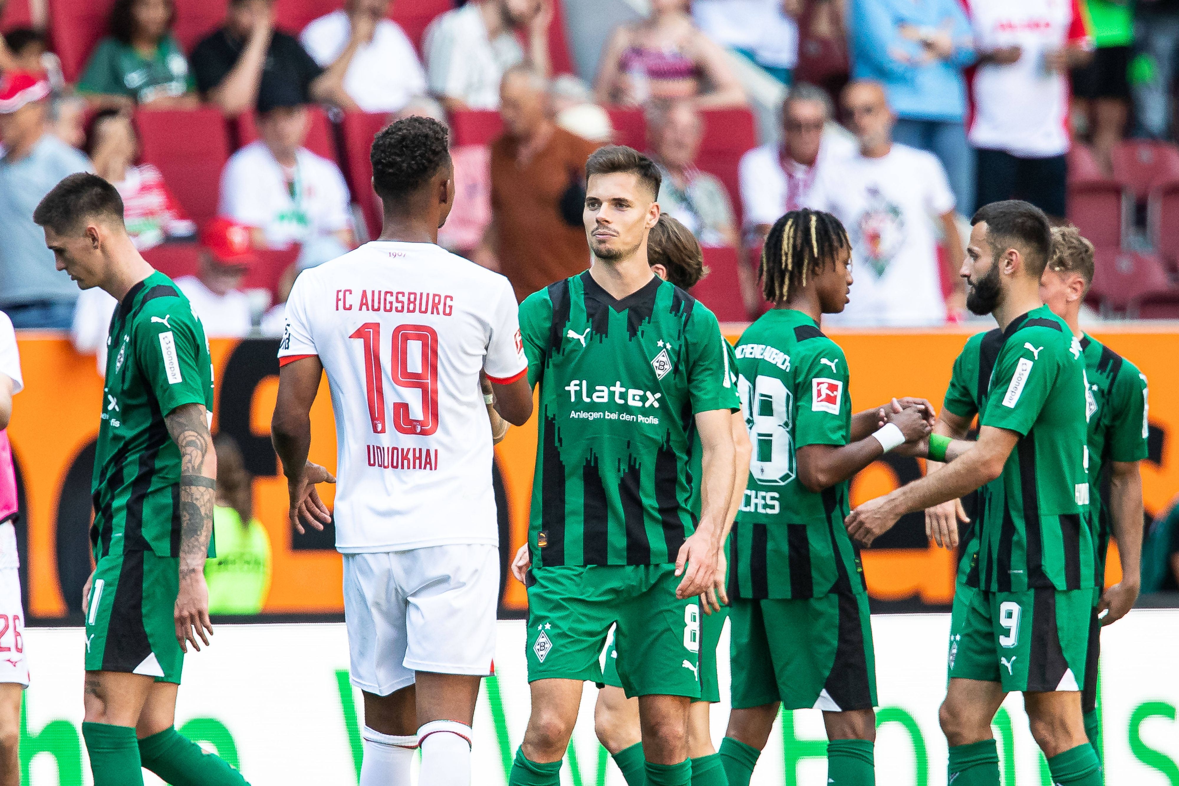 Die Borussia-Spieler klatschen nach dem Spiel in Augsburg miteinander ab.