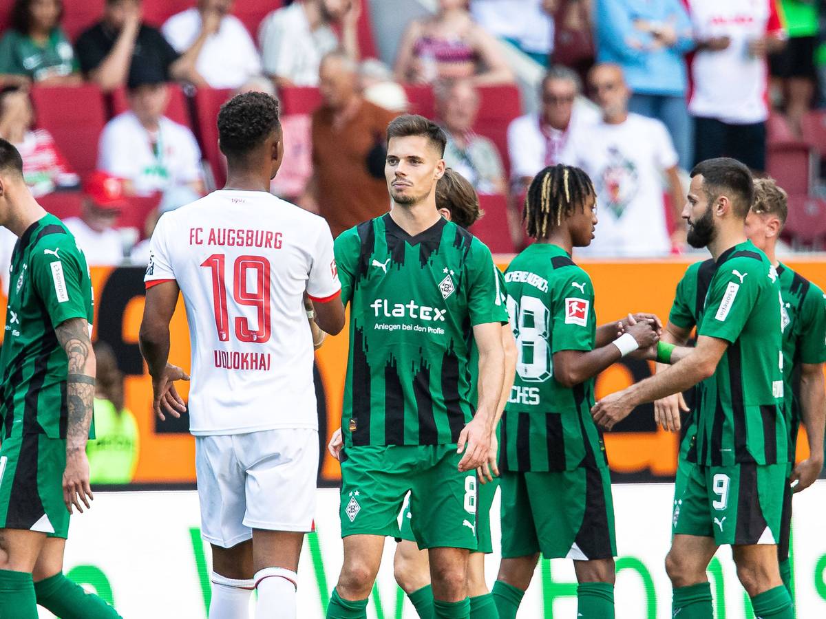 Die Borussia-Spieler klatschen nach dem Spiel in Augsburg miteinander ab.