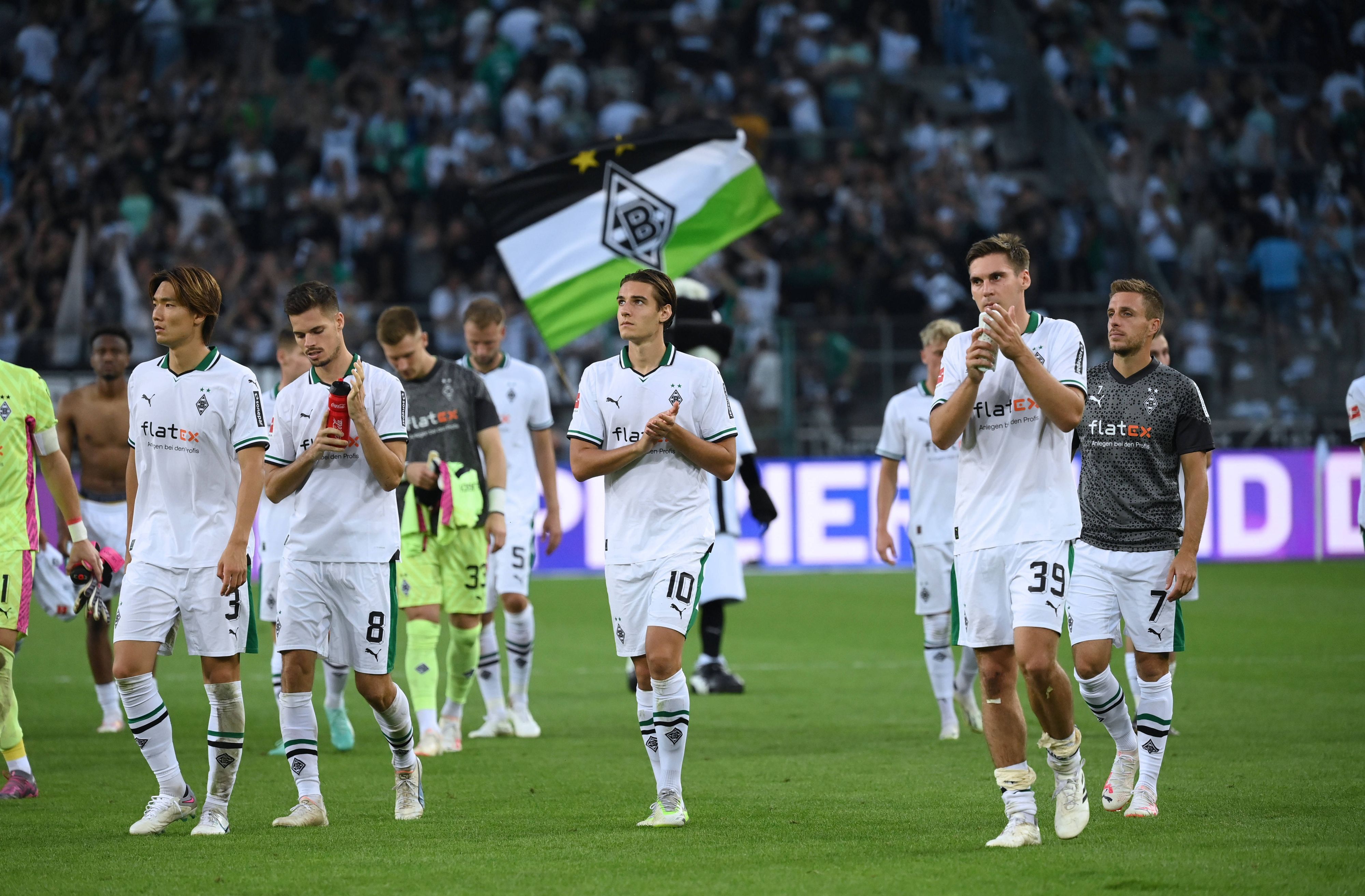 Die Borussia-Spieler bedanken sich bei den Fans in der Nordkurve.