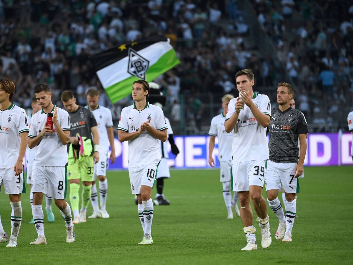 Die Borussia-Spieler bedanken sich bei den Fans in der Nordkurve.