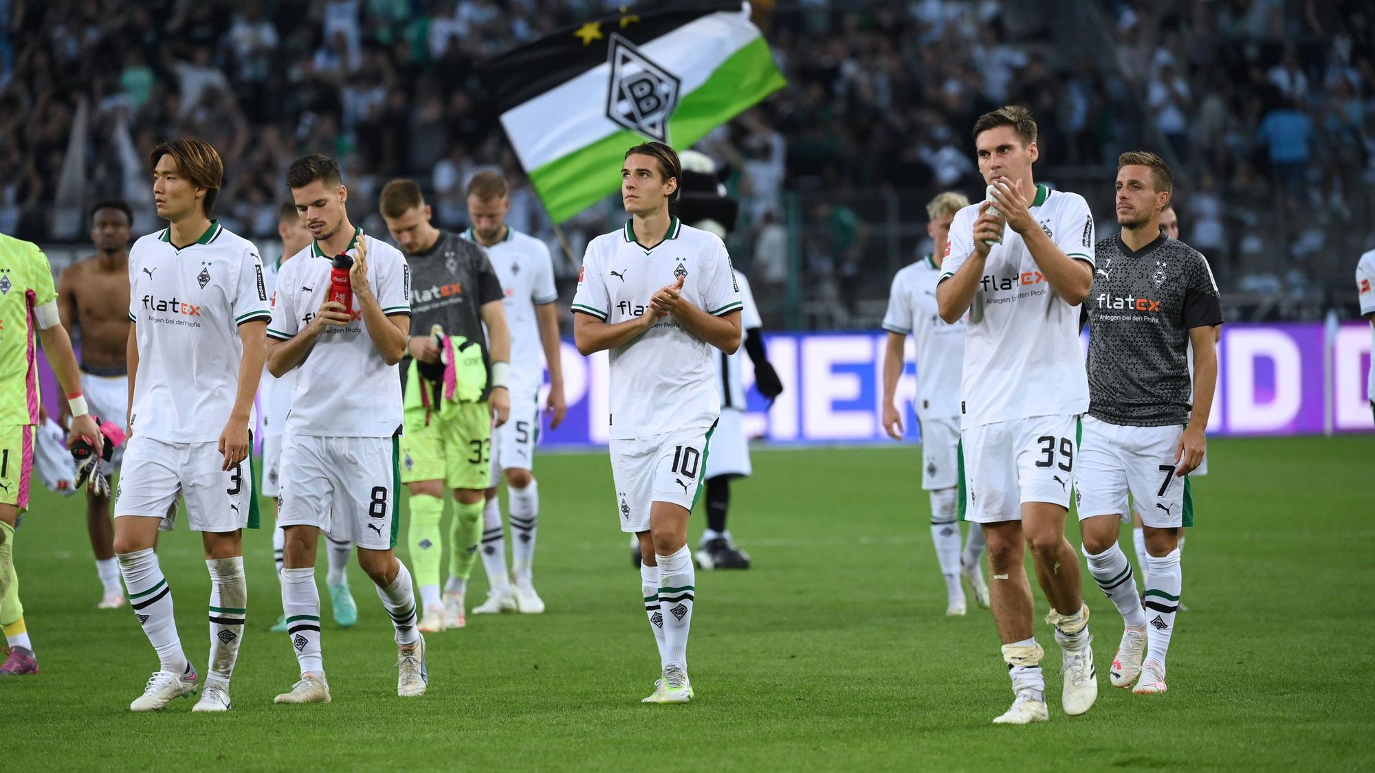 Die Borussia-Spieler bedanken sich bei den Fans in der Nordkurve.