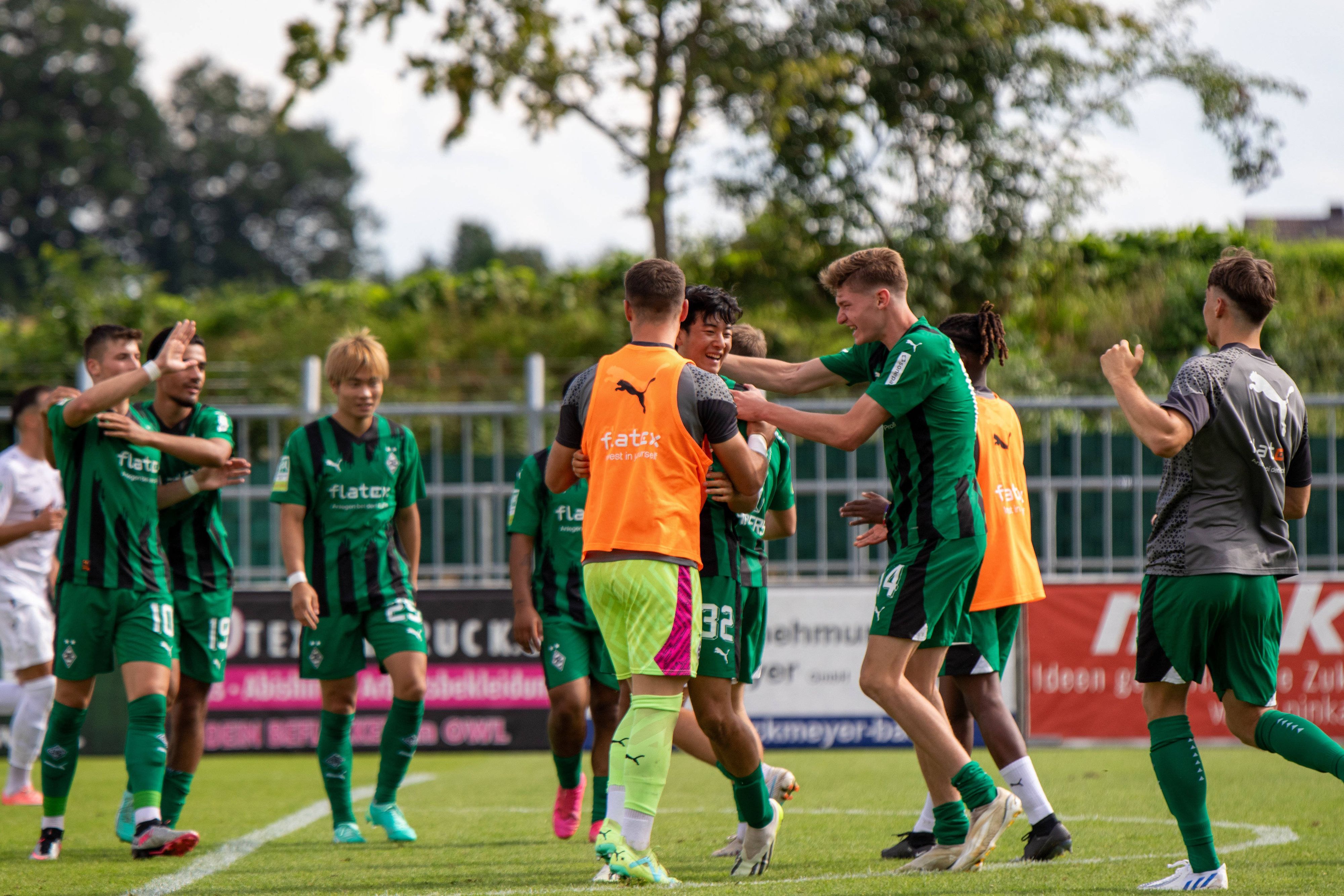 Die Spieler jubeln zusammen auf dem Platz über ein Tor. Auch dabei: die Ersatzspieler.