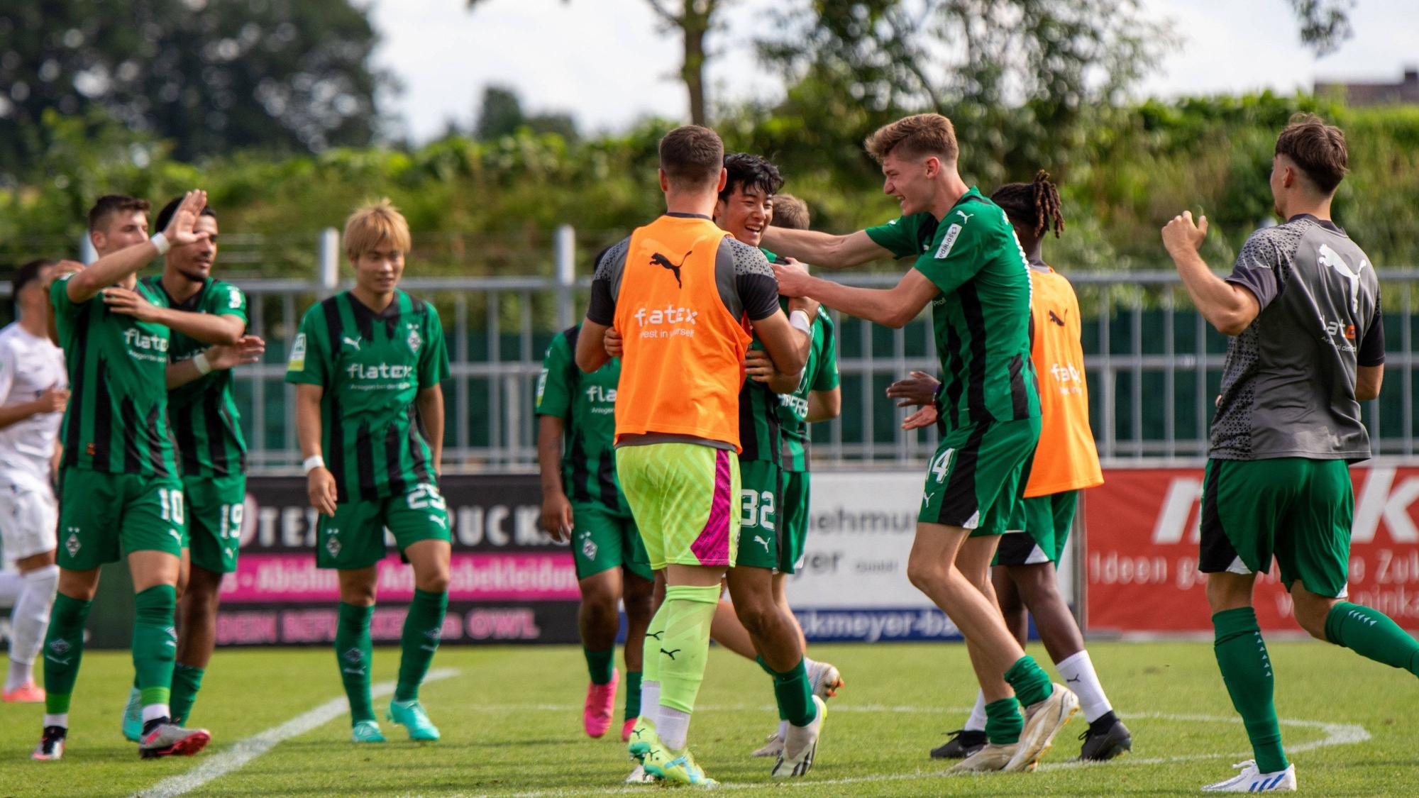 Die Spieler jubeln zusammen auf dem Platz über ein Tor. Auch dabei: die Ersatzspieler.