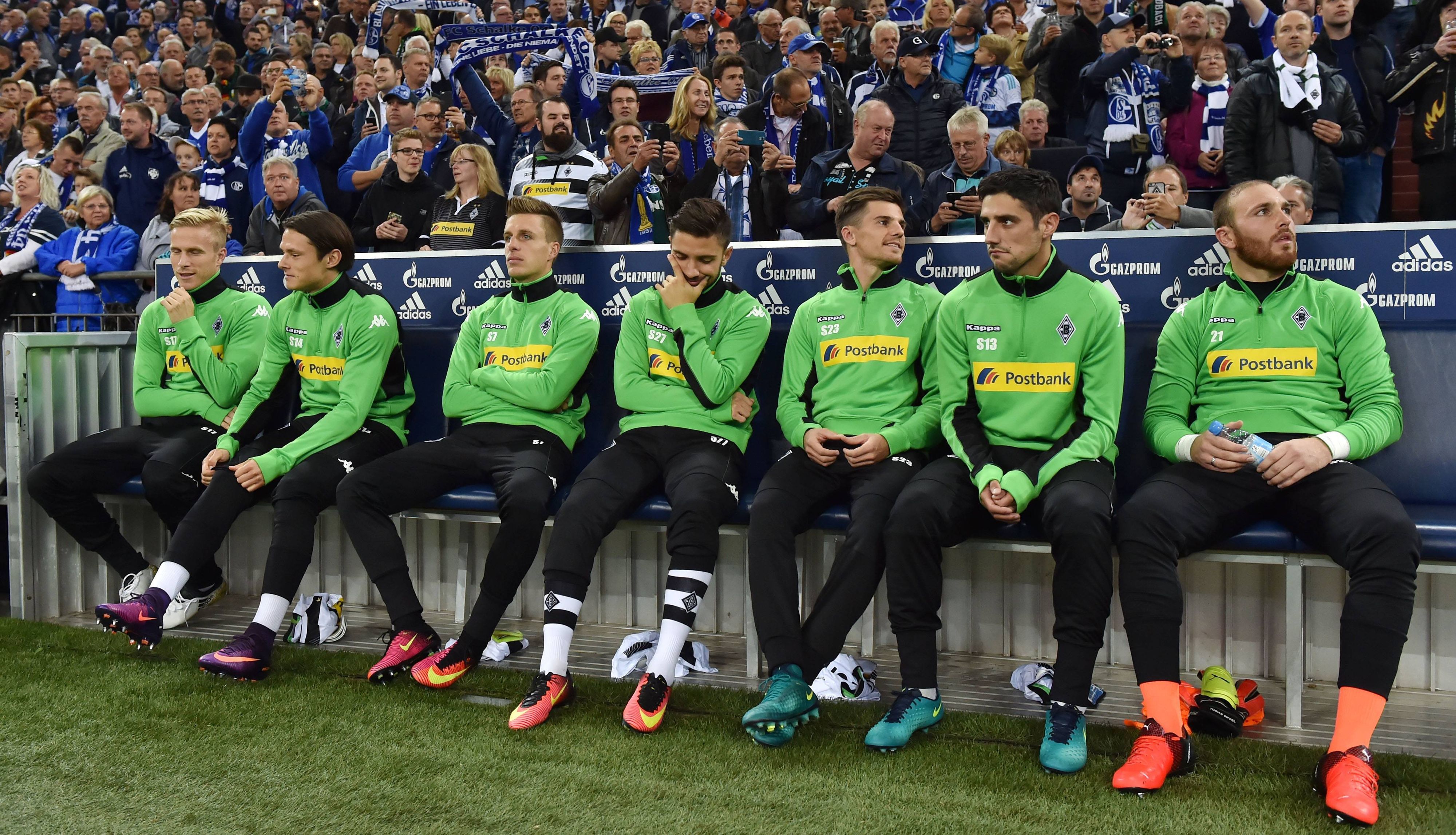 Gladbach-Ersatzspieler bei einem Spiel auf Schalke.