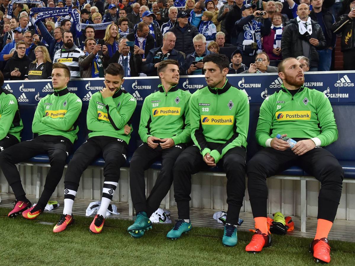 Gladbach-Ersatzspieler bei einem Spiel auf Schalke.
