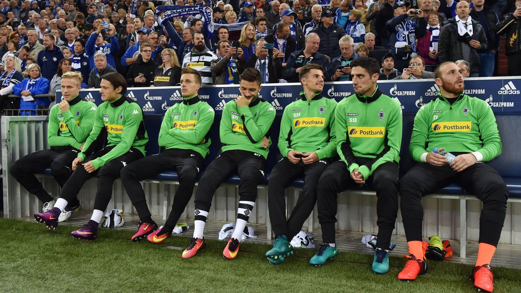 Gladbach-Ersatzspieler bei einem Spiel auf Schalke.