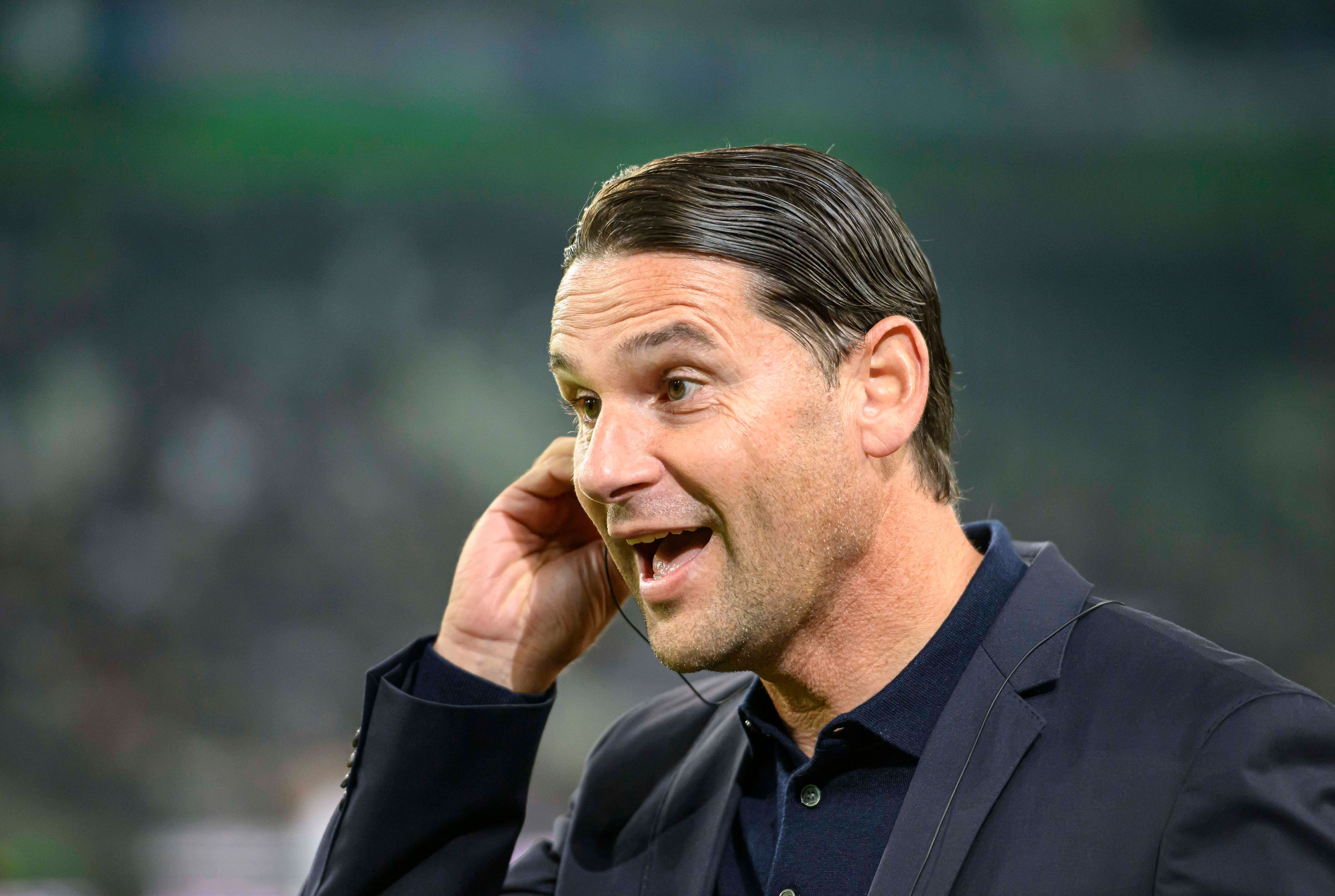 Gerardo Seoane mit weit aufgerissenem Mund vor einem Borussia-Spiel.