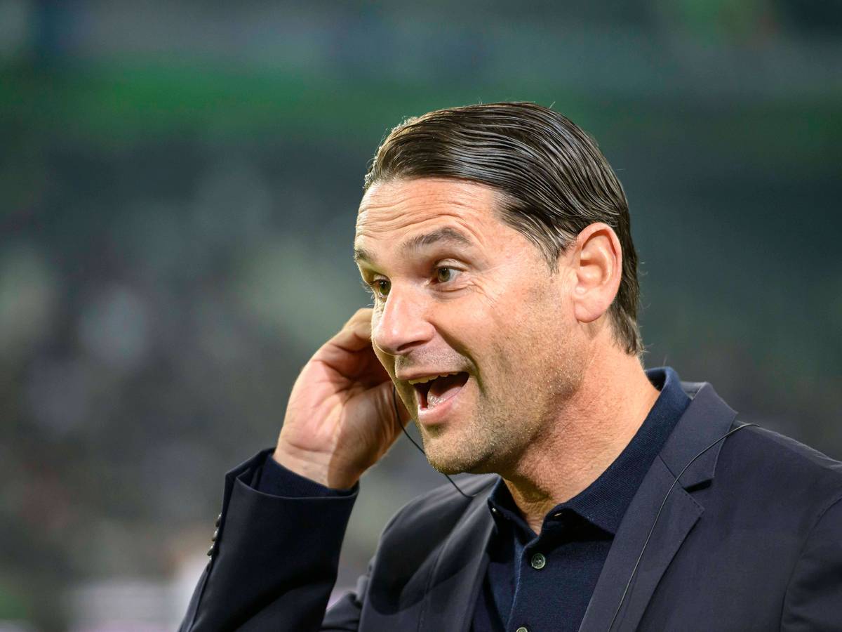 Gerardo Seoane mit weit aufgerissenem Mund vor einem Borussia-Spiel.