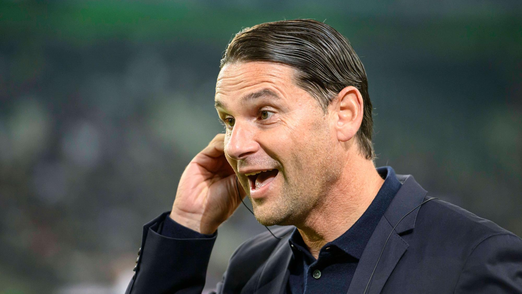 Gerardo Seoane mit weit aufgerissenem Mund vor einem Borussia-Spiel.